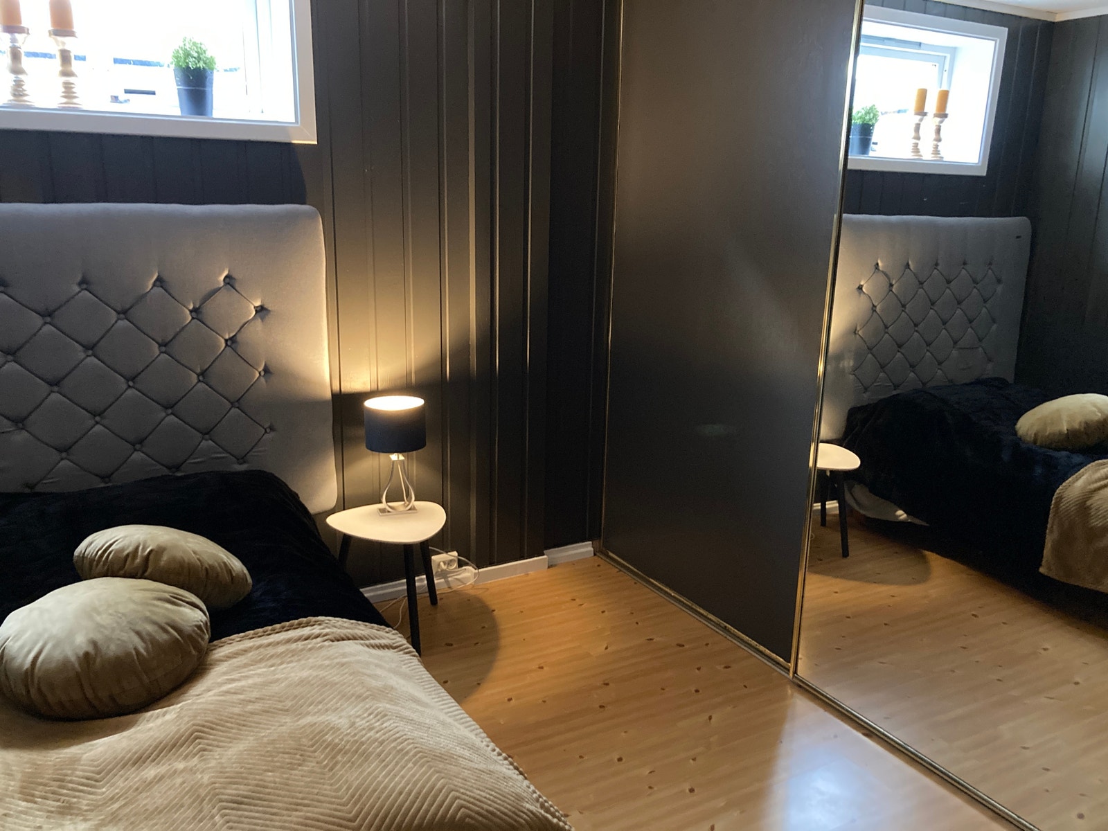 Soverom med stor skyvedørsgarderobe Galleribilde