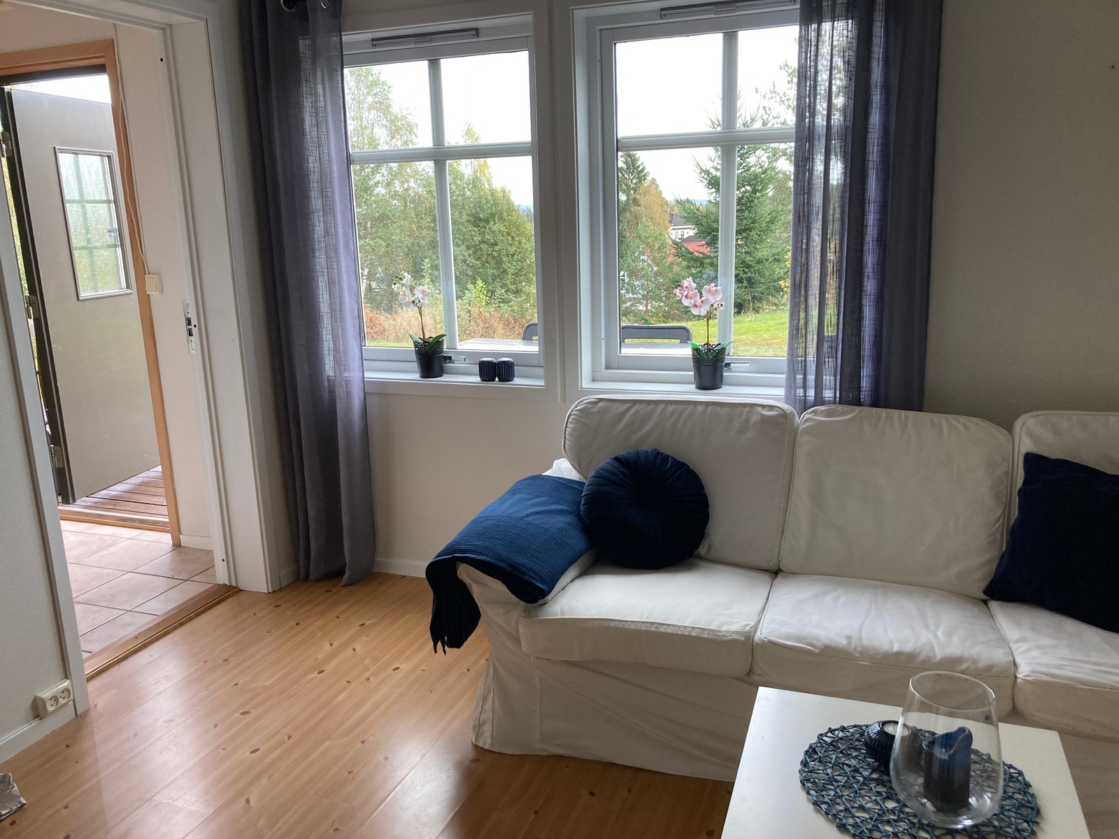Sofa og inngang Galleribilde