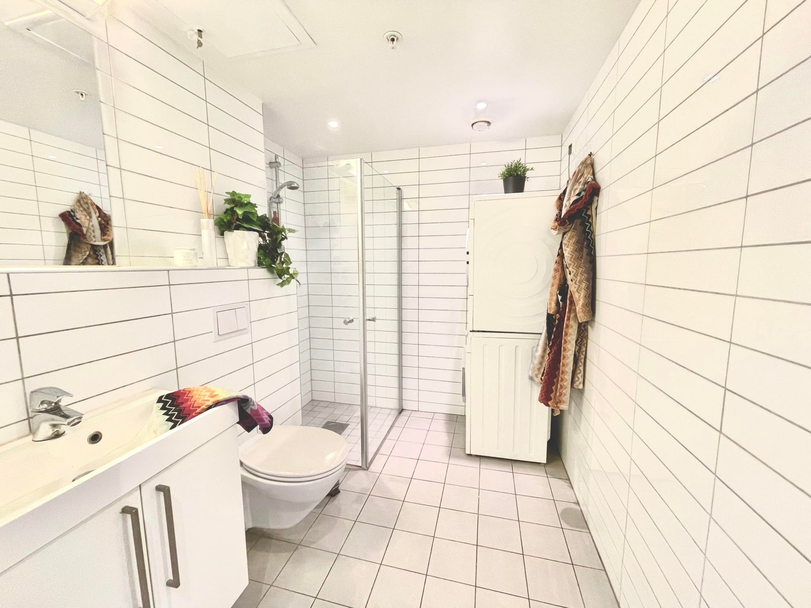 Stort bad med plass til vaskemaskin og tørketrommel Galleribilde