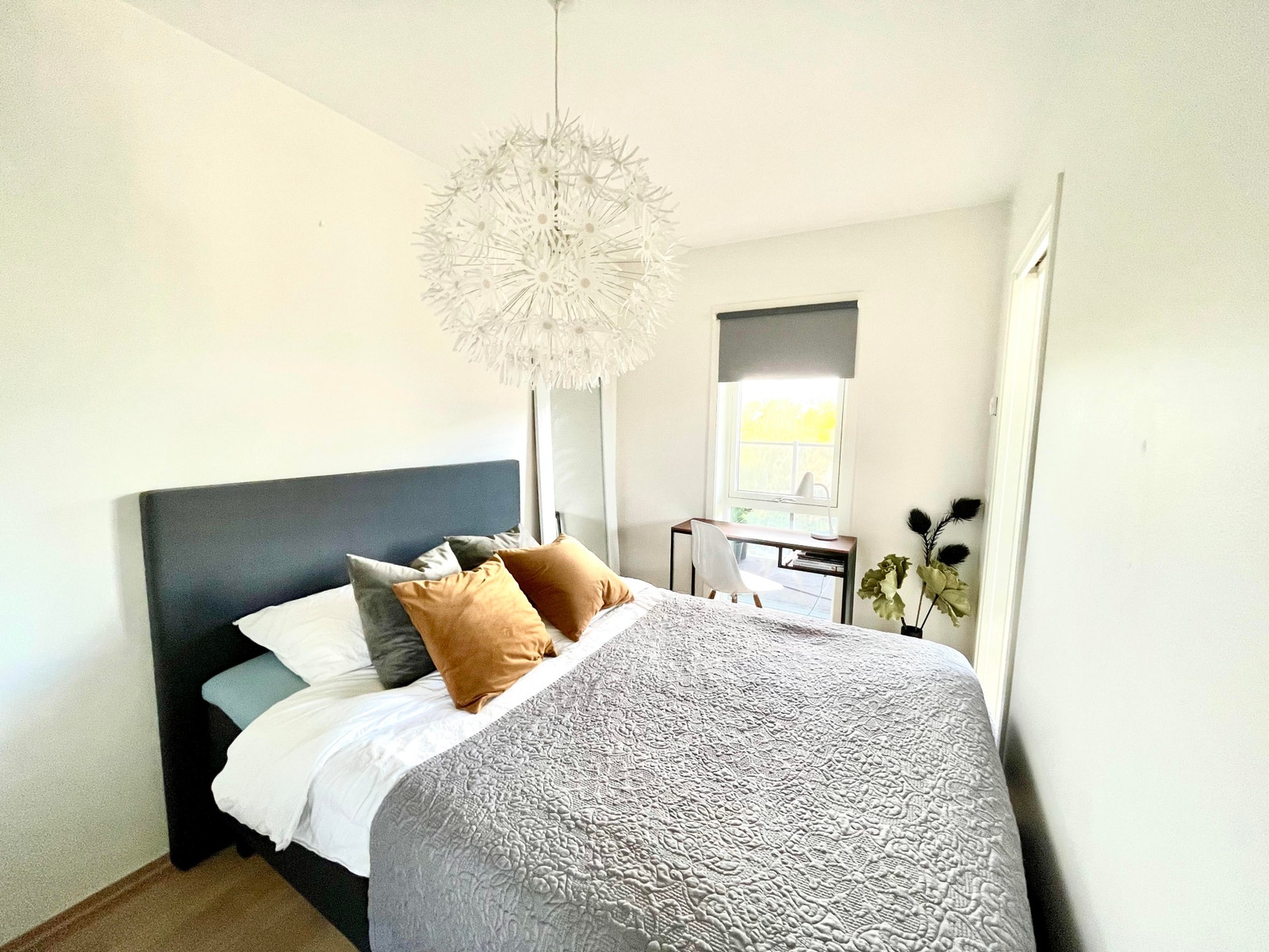 Soverom med god plass til dobbeltseng Galleribilde