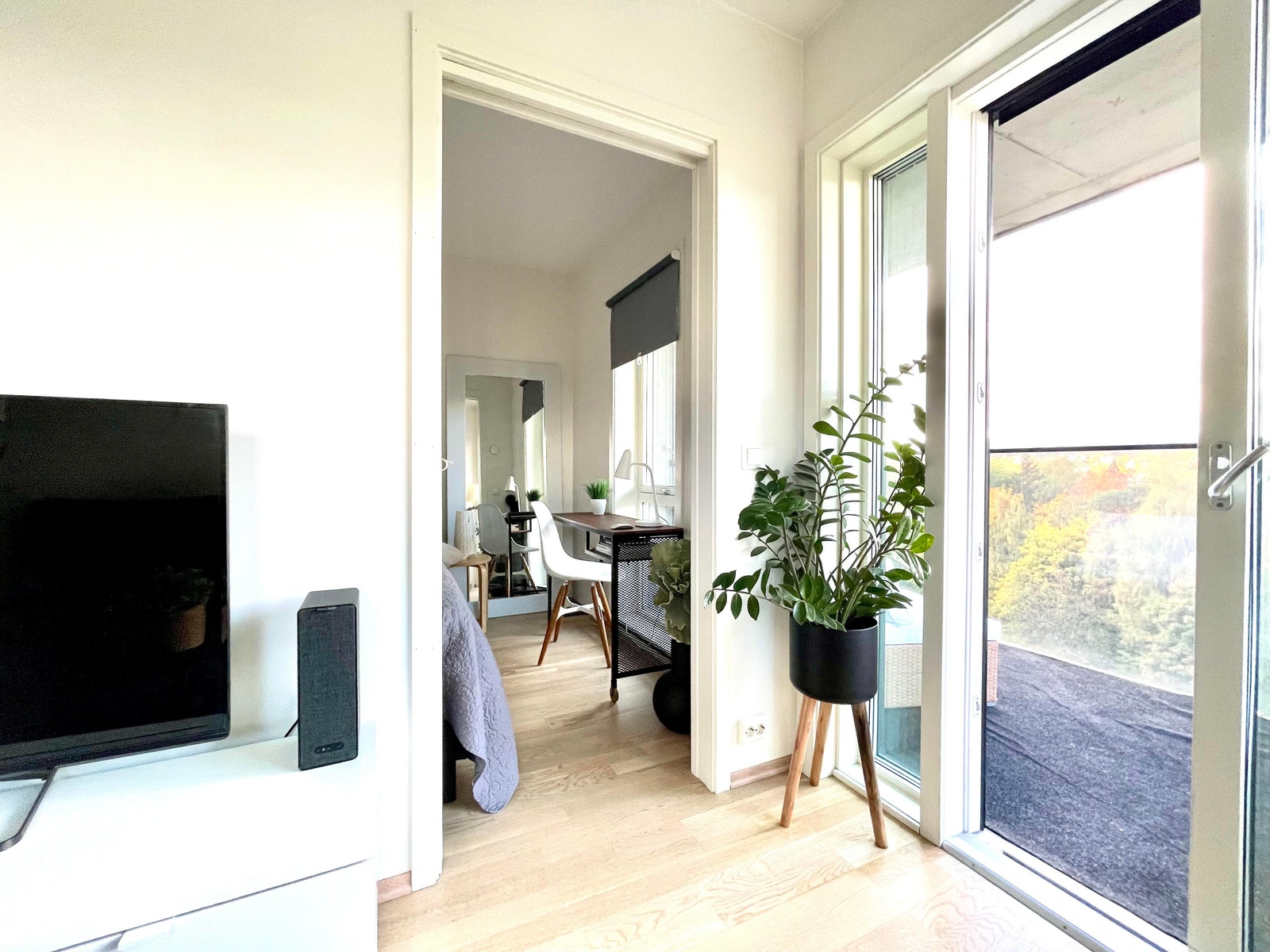 Skyvedører ut til romslig balkong Galleribilde