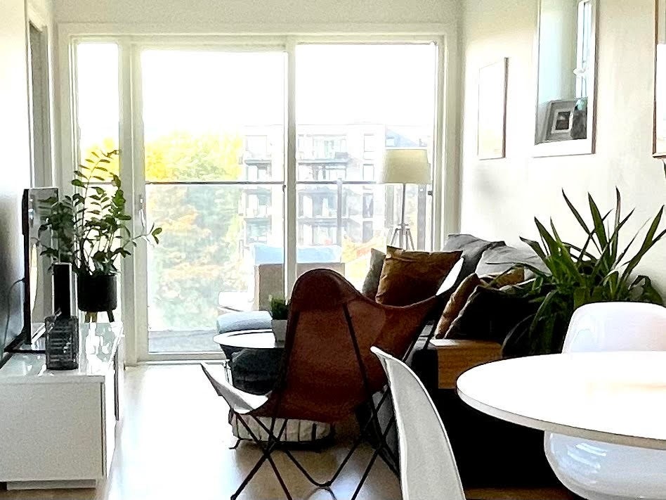 Stuen har mye lys med vinduer i tre retninger Galleribilde