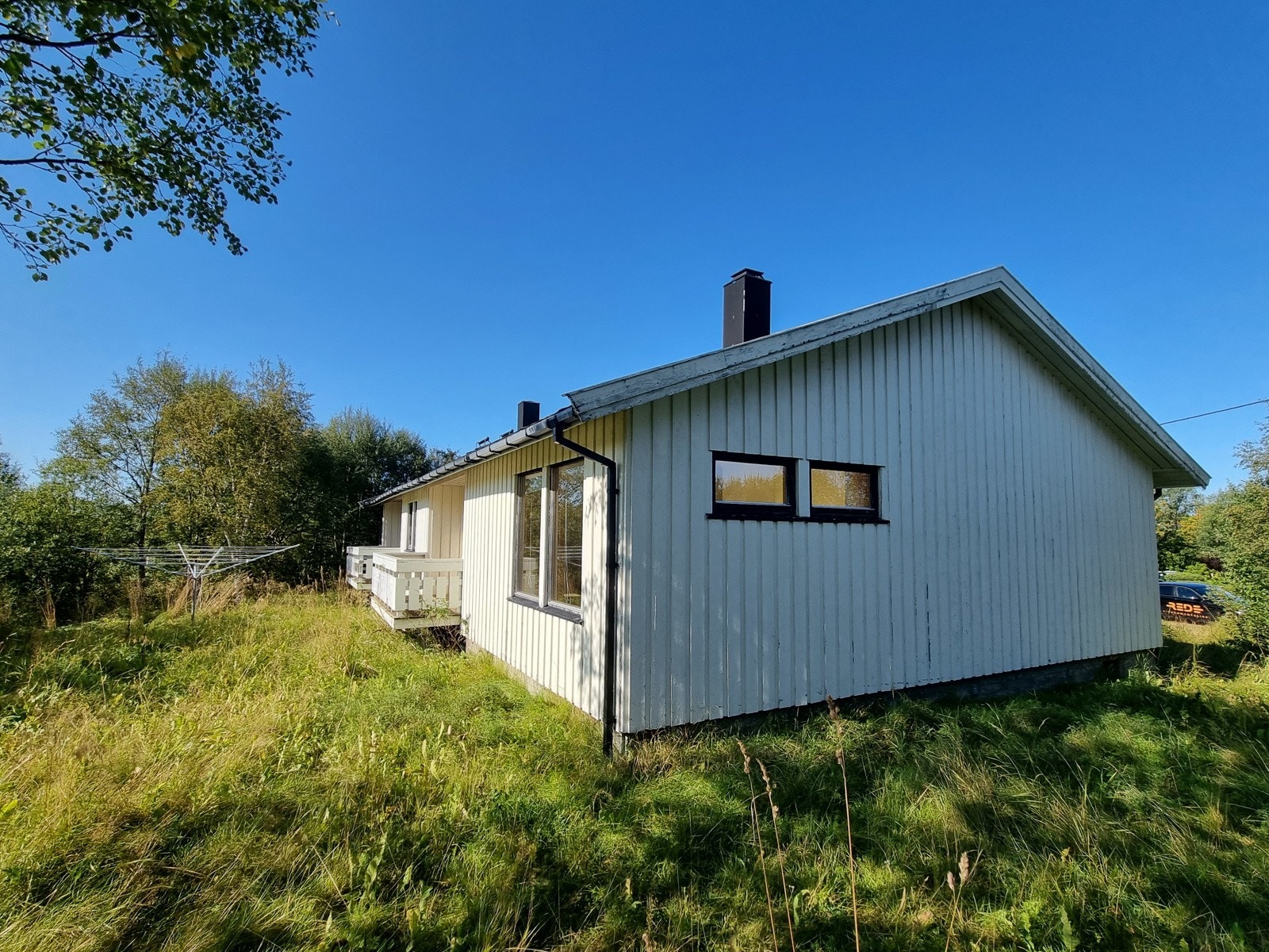 Vertikaldelt 2-mannsbolig beliggende i Lauvberget på Nes i Vega kommune. Galleribilde