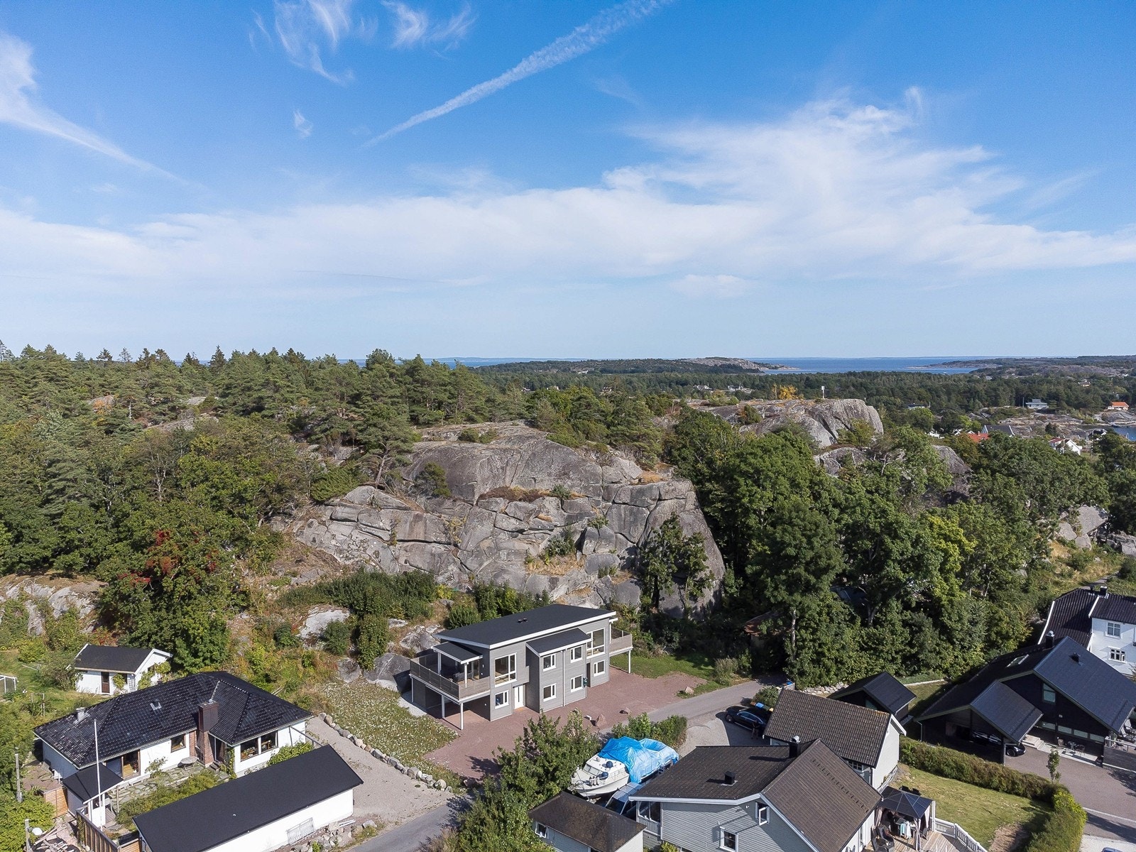 Fra eiendommen er det gangavstand ned til sjøen, flotte bademuligheter, turområder og ikke minst fritidsaktiviteter for barn og unge Galleribilde