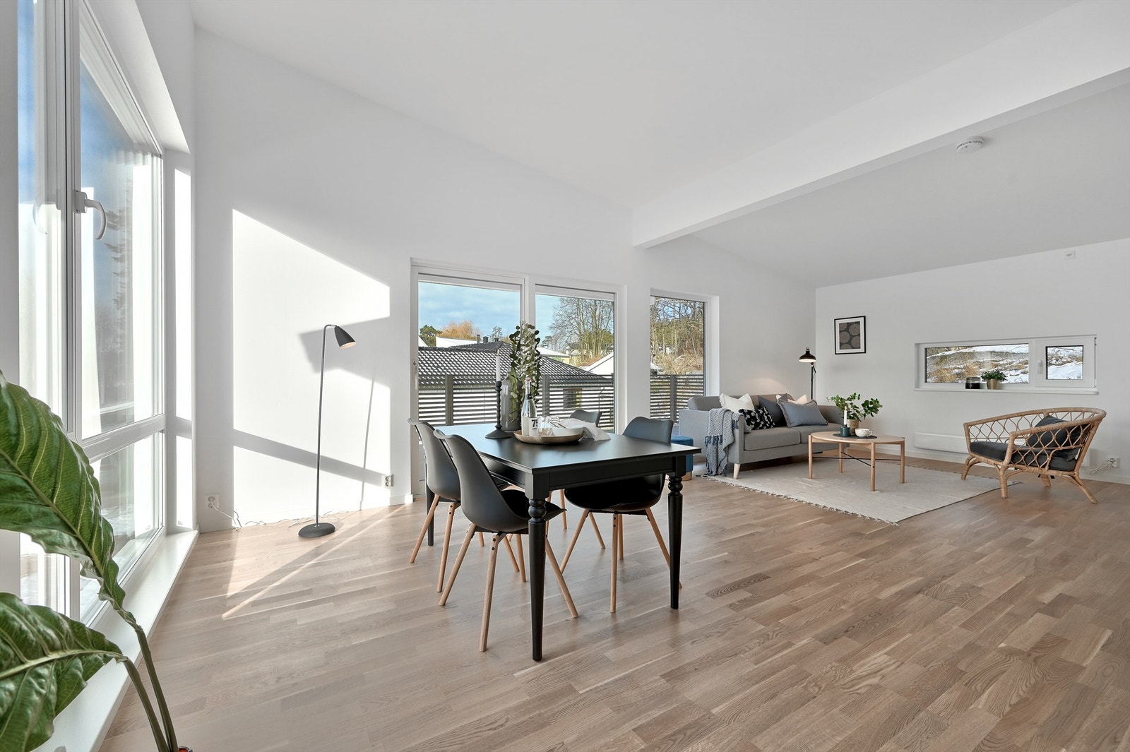 Stuen og kjøkkenet ligger i åpen løsning og har utgang til en stor terrasse Galleribilde