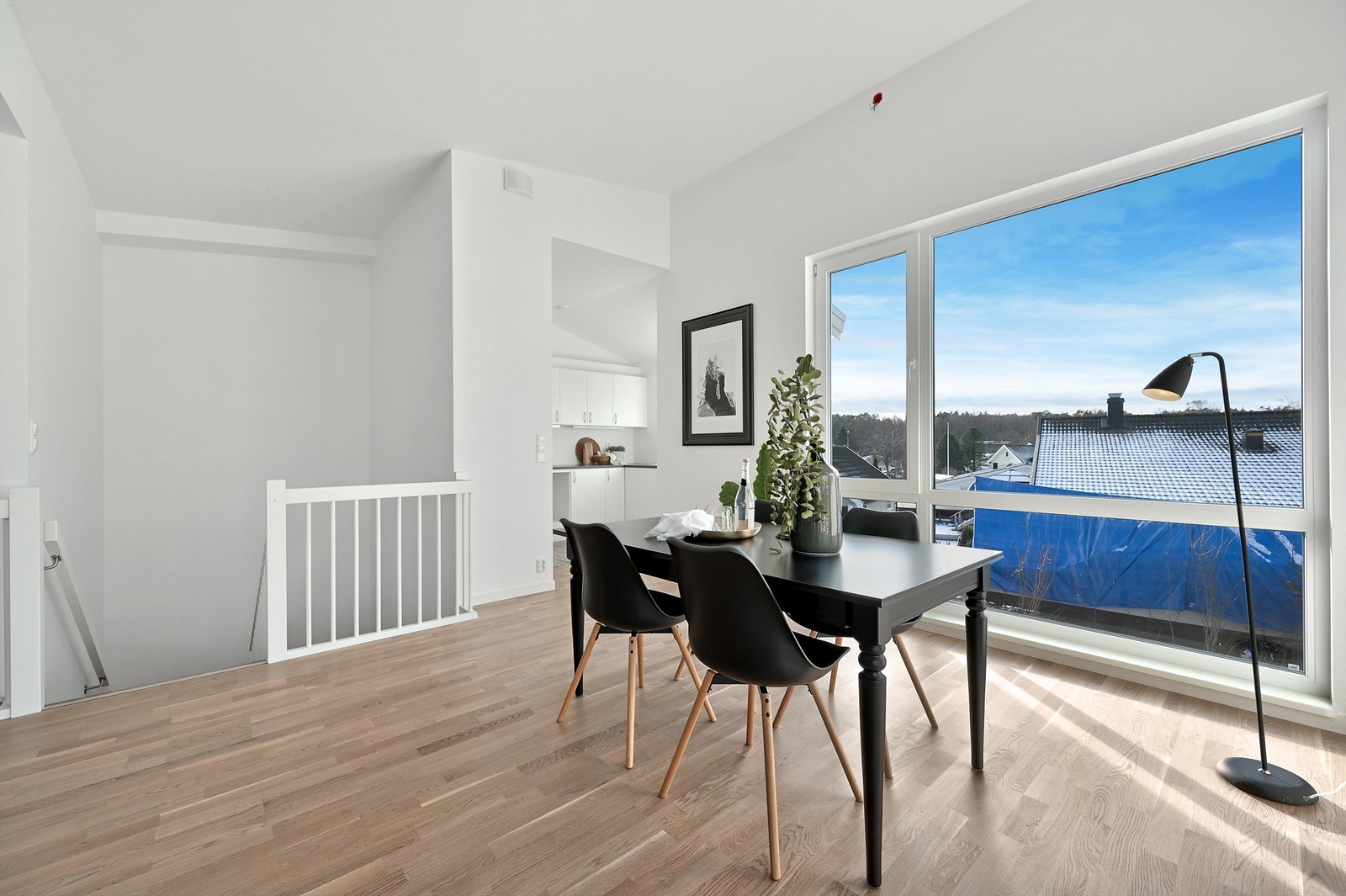 De store vindusflatene gir mye lys inn i hele rommet! Galleribilde