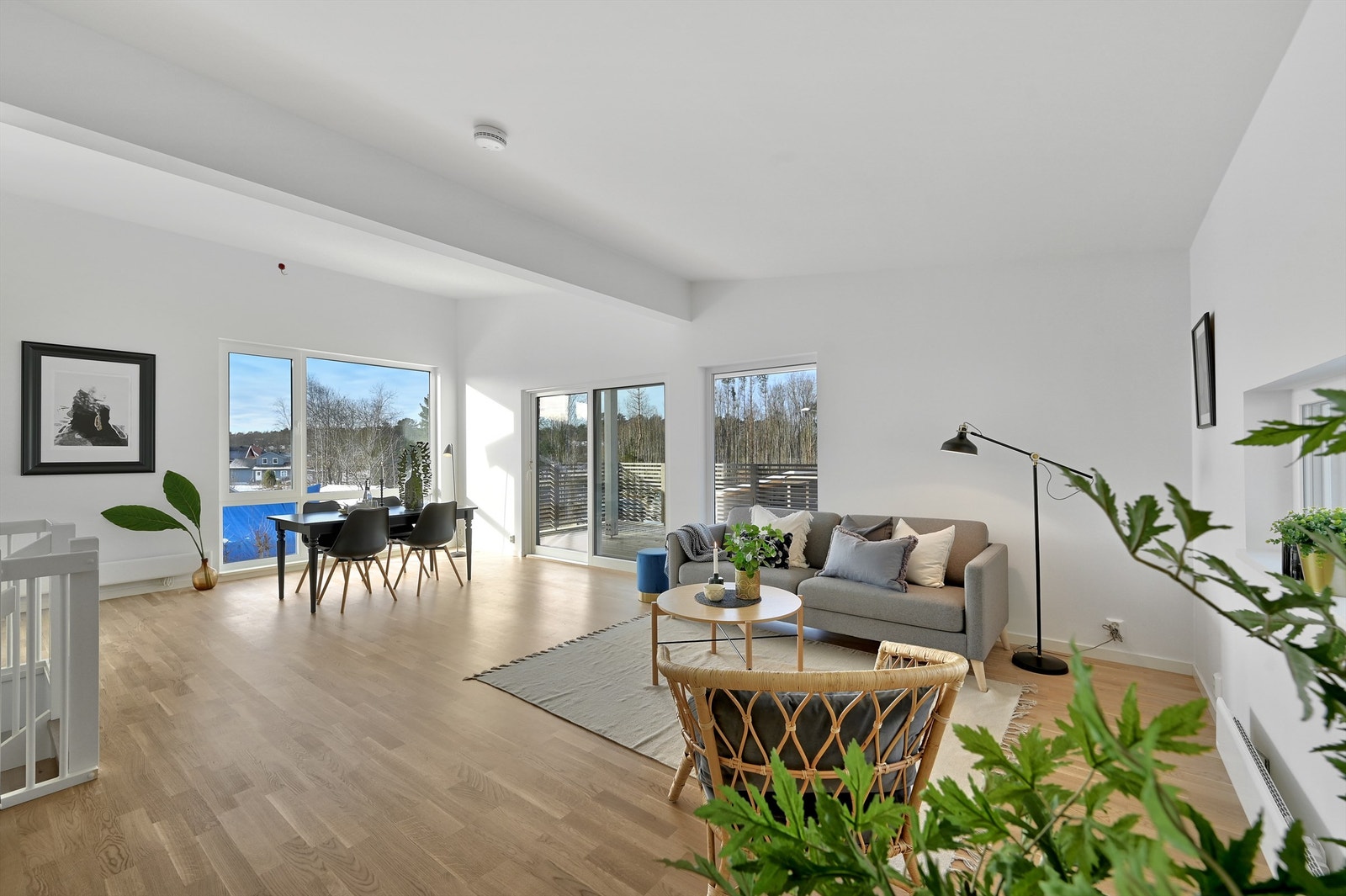 I toppetasjen er det en stor stue med åpen kjøkkenløsning - legg merke til takhøyden! Galleribilde