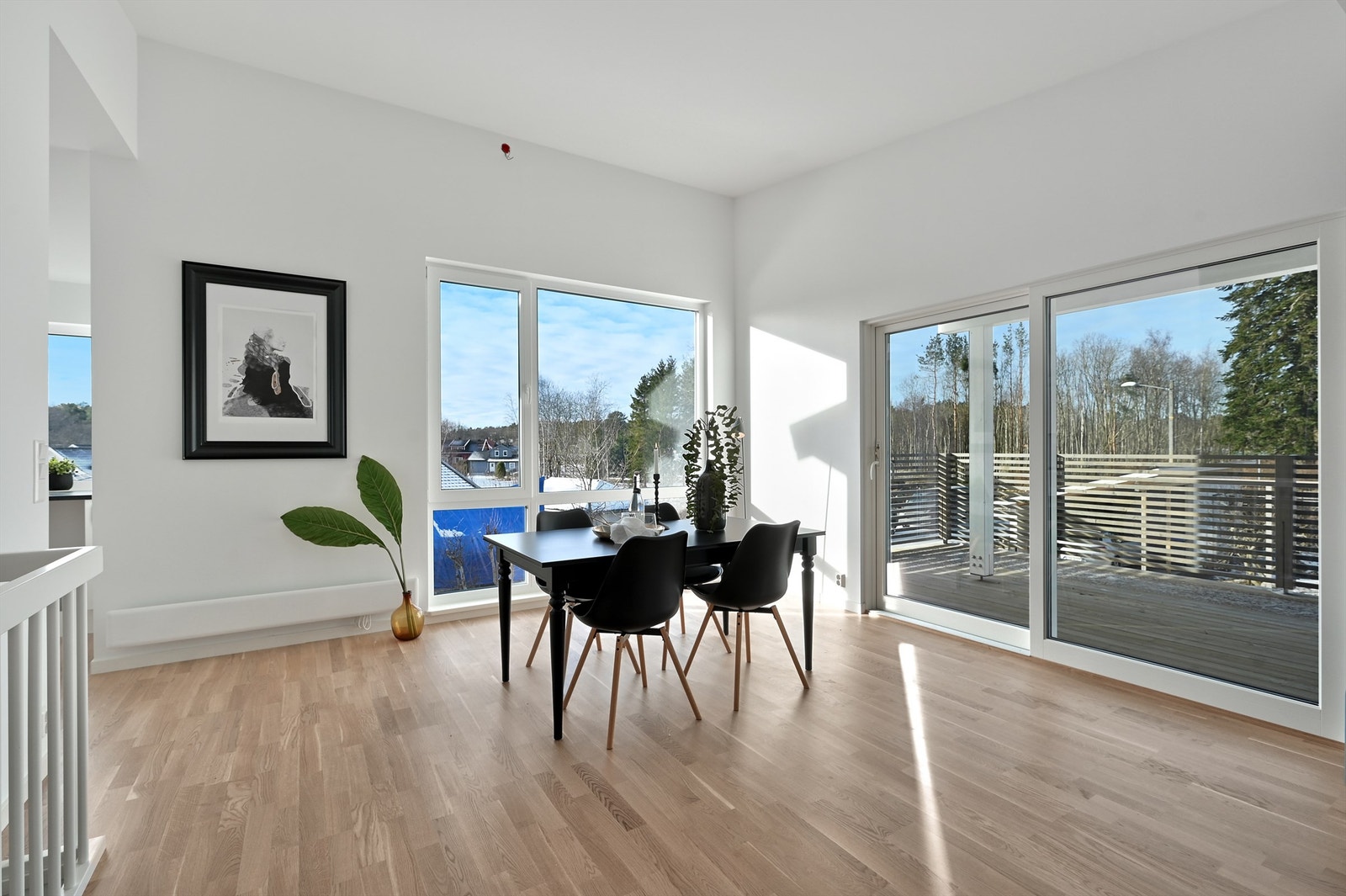 Stuen er et nydelig rom med store vindusflater og mye luft - den gode takhøyden gir rommet en god atmosfære! Galleribilde