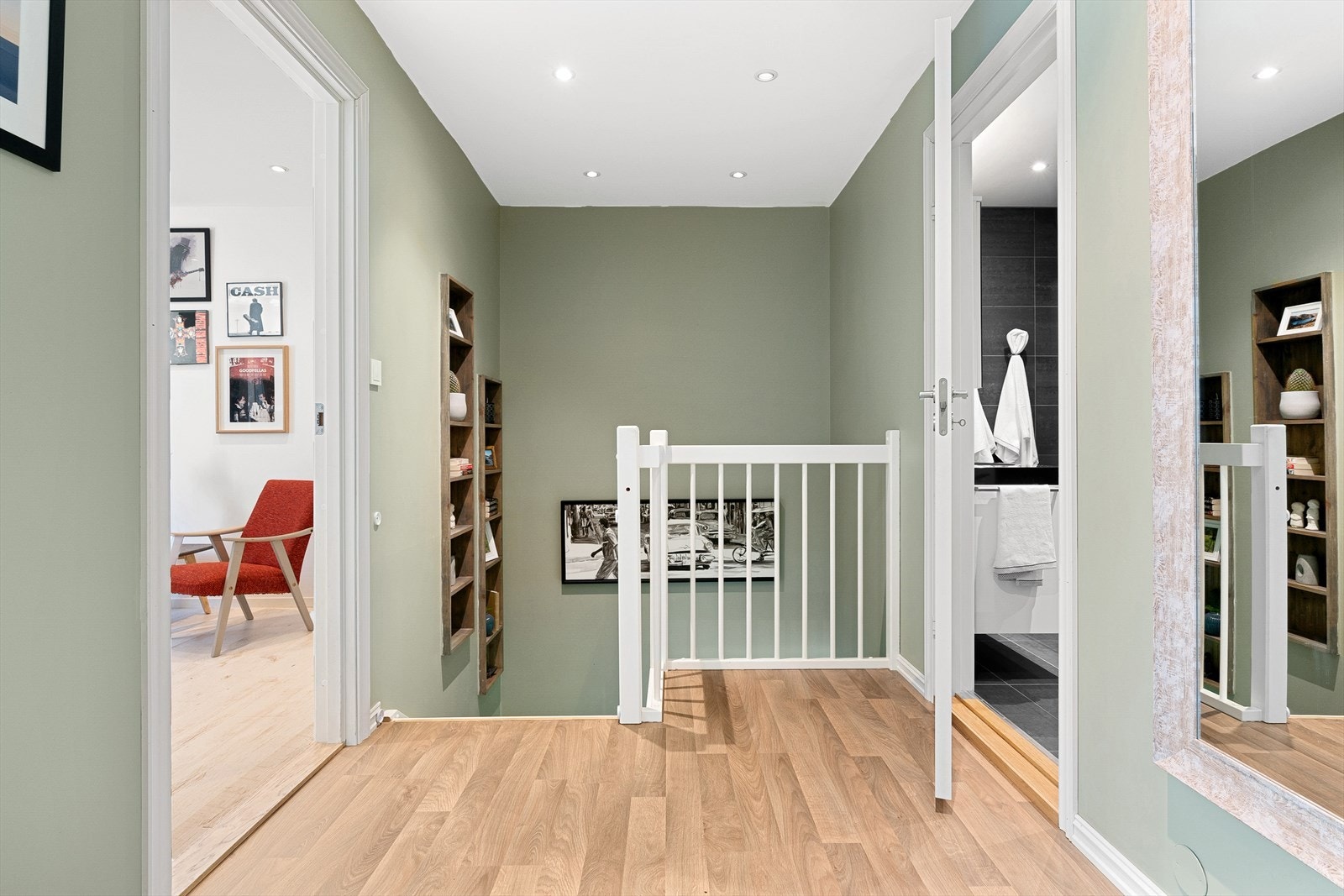 2. etasje inneholder 3 soverom med god størrelse og bad. Galleribilde