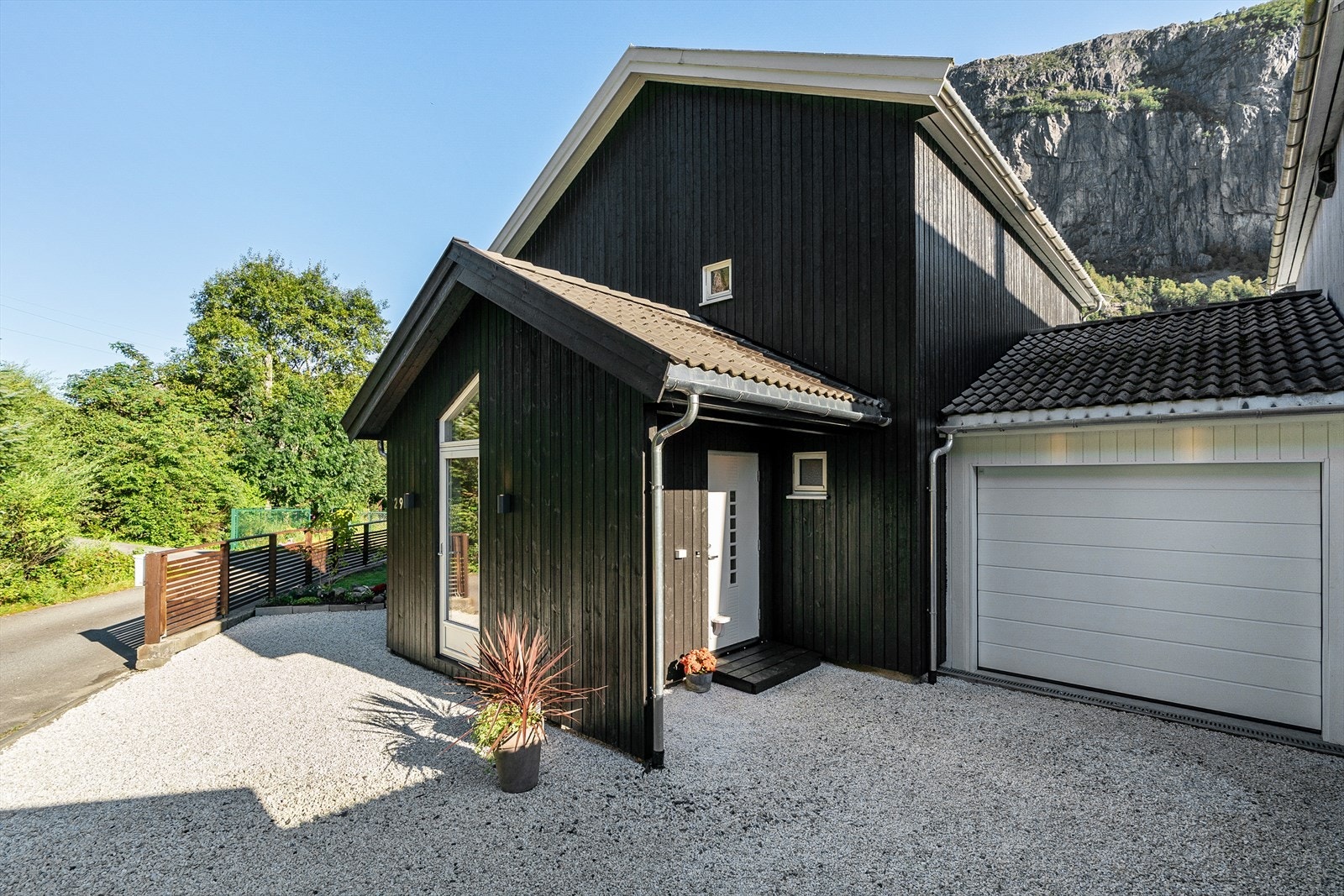 Garasje og stor bod. Galleribilde