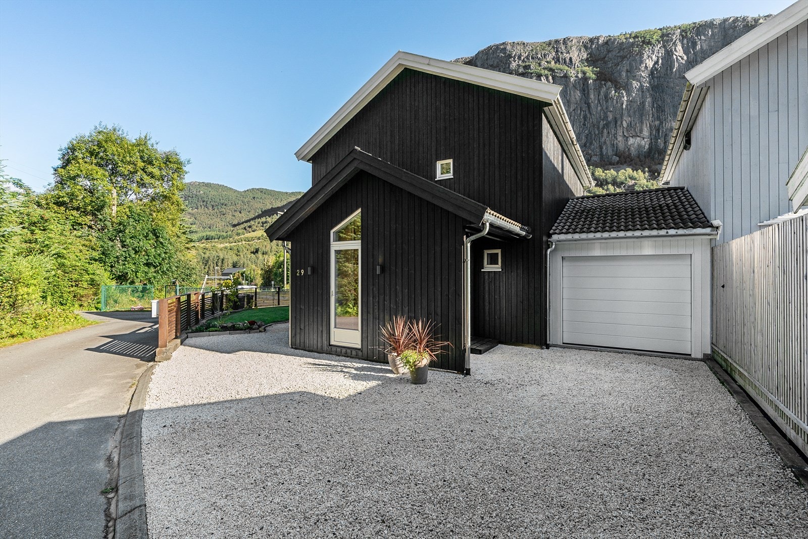 En gjennomført og meget tiltalende enebolig med god planløsning innvendig, og flott opparbeidet tomt utvendig. Galleribilde