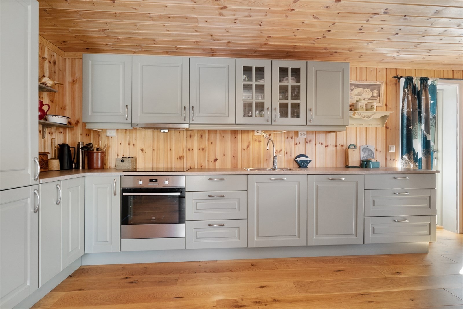 Godt med skap og benkplass. Galleribilde