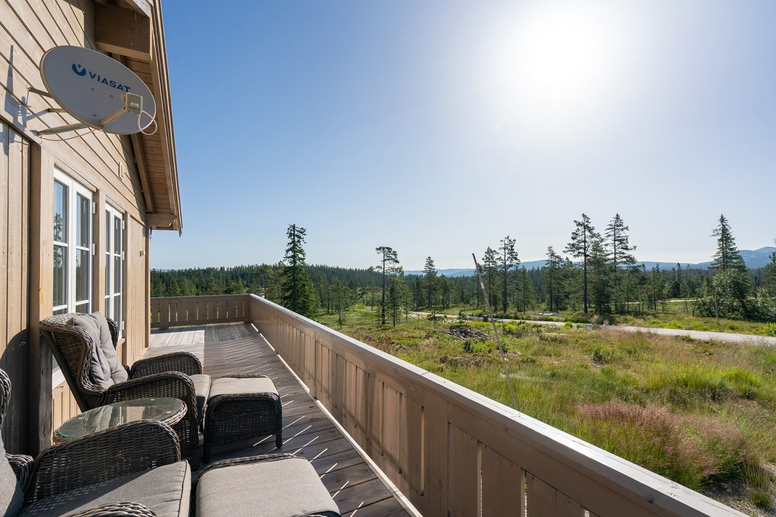 Terrassen strekker seg rundt tre sider av hytta så her kan man flytte seg med solen. Galleribilde