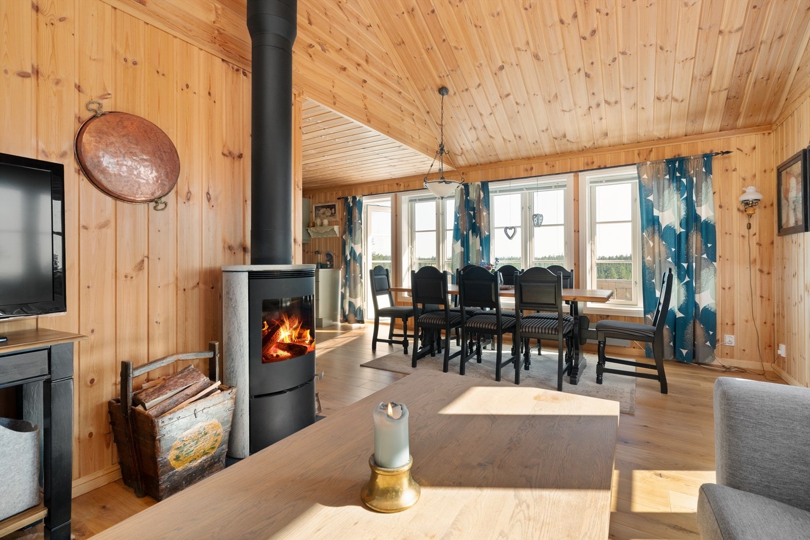 Denne delen av stua har åpen himling som gir en god romfølelse. Galleribilde