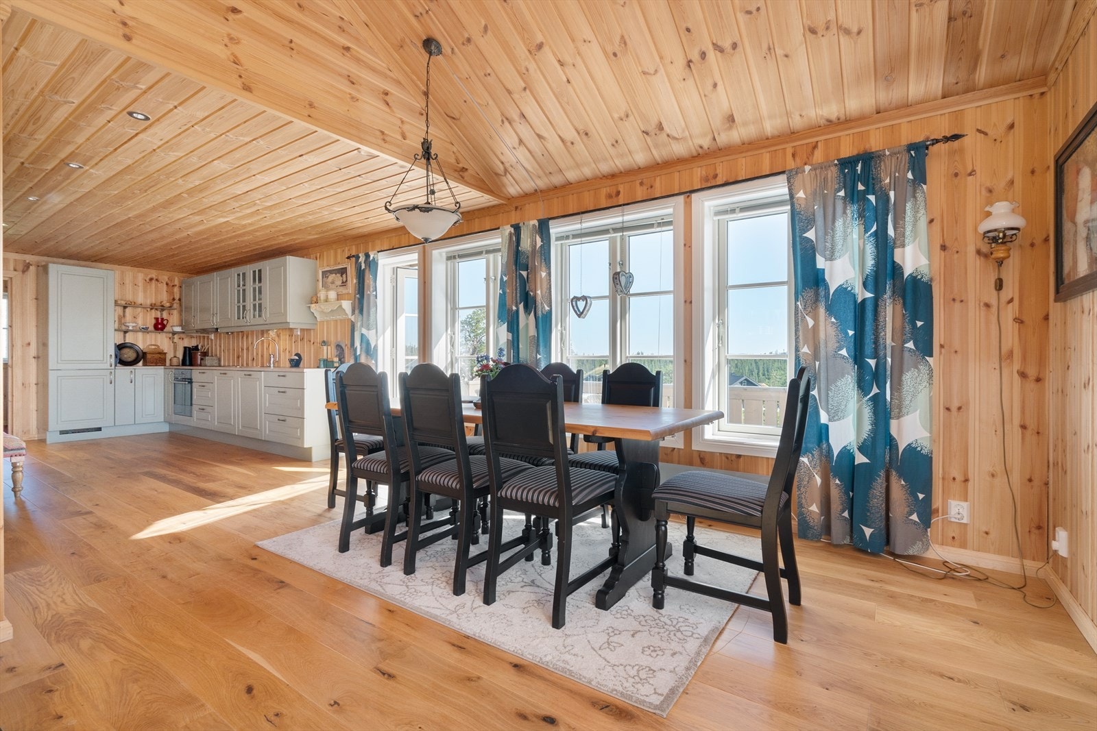 Åpen stue - kjøkkenløsning. Galleribilde