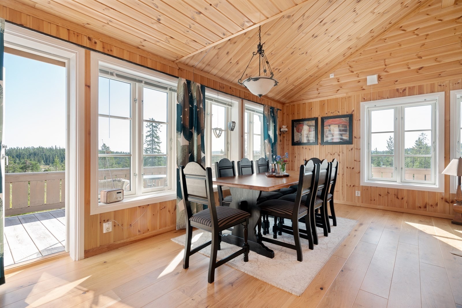 Utgang til terrasseplatting fra kjøkken - stuedel. Galleribilde