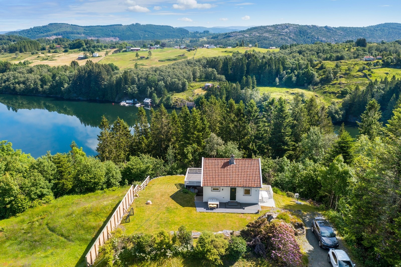 Eiendommen har en flott beliggenhet på Namtvedt med gode sol- og utsiktsforhold. Galleribilde