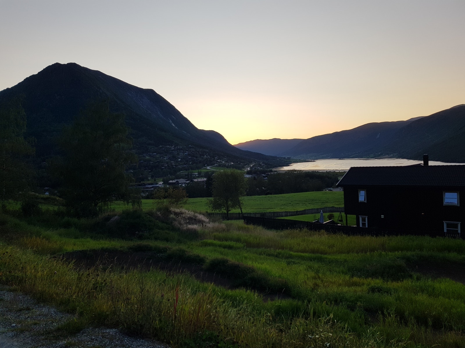 Bilete frå tomtene ved Fossheimjordet, her skal det bygges to tomannsbustader etterkvart. Enn så lenge er det brukt som sykkelbane for feltets mest ivrige syklistar. Galleribilde