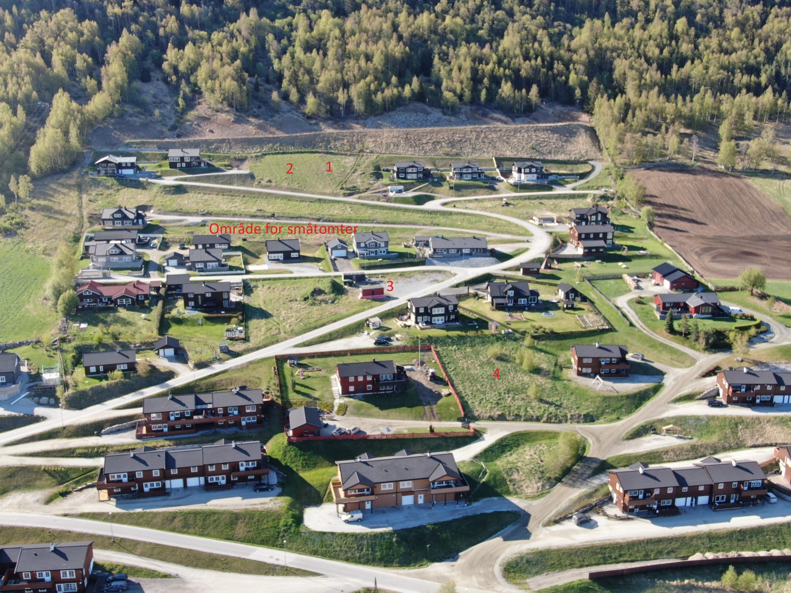Tomtene markert med 1, 2 og 3 er mellom 984 og 1158 kvm. Område for litt mindre tomter er markert "område for småtomter". Område mellom 1,2 og småtomtene er tiltenkt to- og firemannsbustader. Det same gjeld område 4. Galleribilde