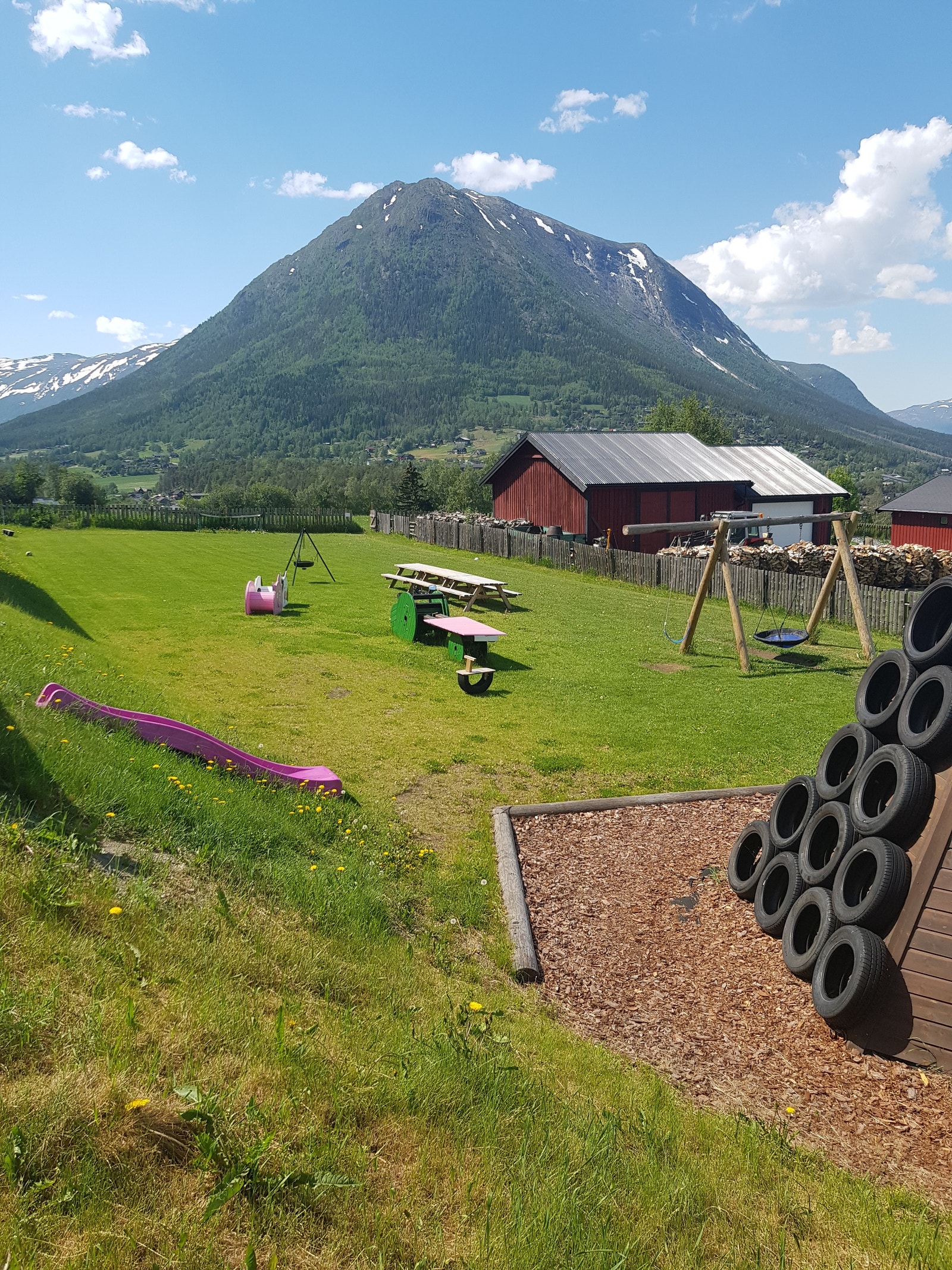 Fellesområde, god boltreplass og fin møteplass for små og store. Galleribilde