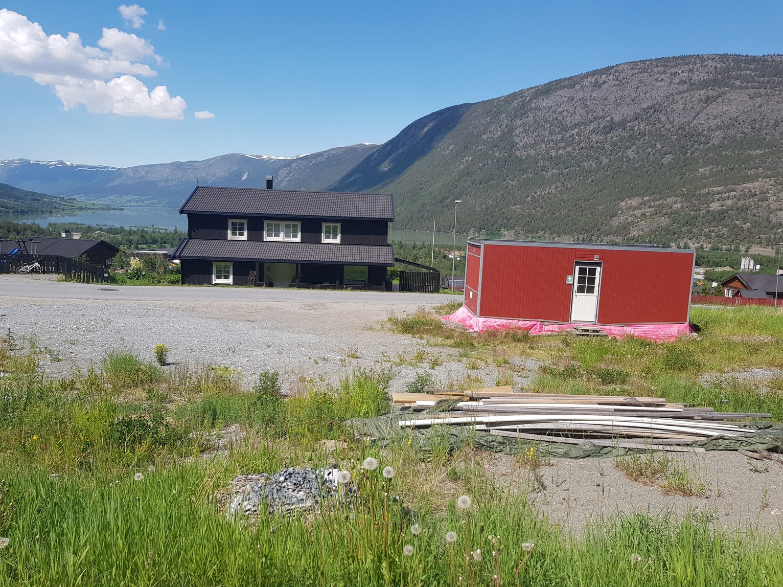 Bilete frå tomta som er markert med 3. Brukes som riggtomt per i dag. Ei flott tomt som er relativt flat. Galleribilde