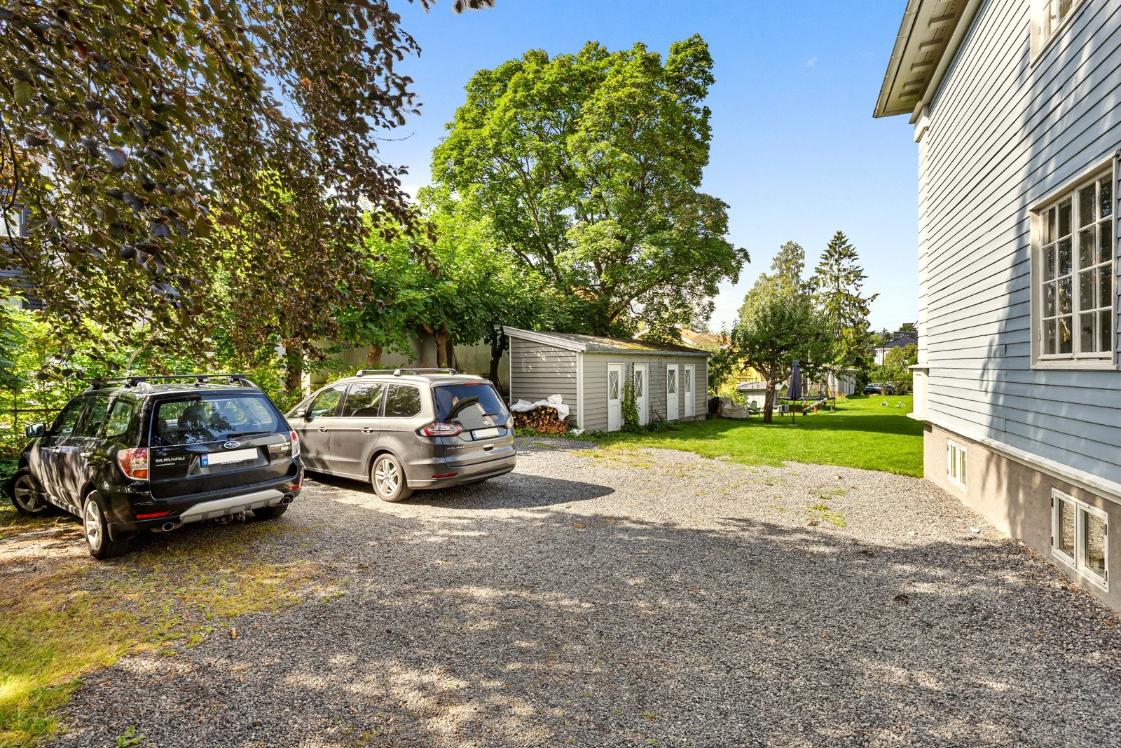 Det medfølger en biloppstillingsplass på gårdsplass, samt egen utebod. Galleribilde