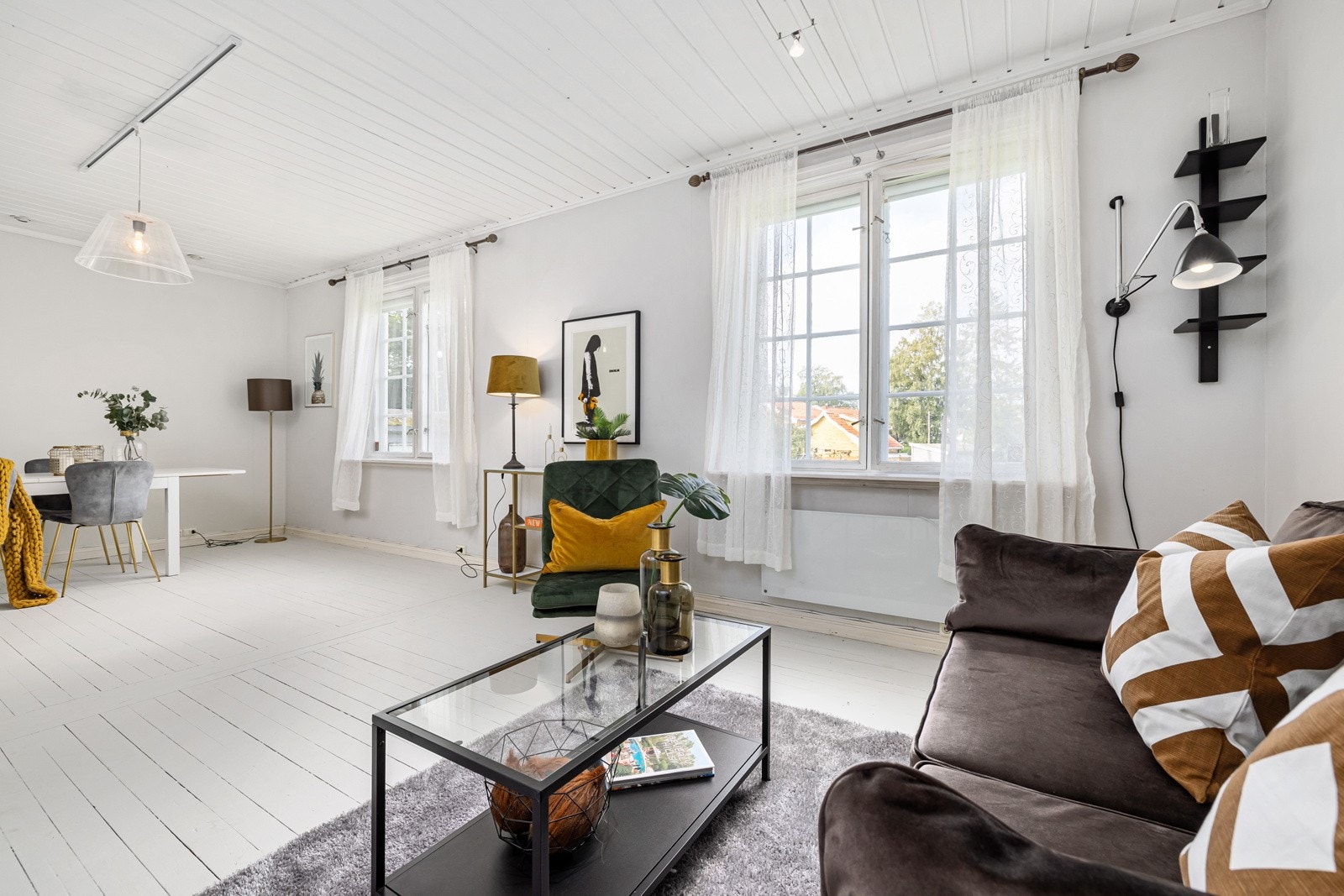 Romslig stue med spisestueavdeling Galleribilde
