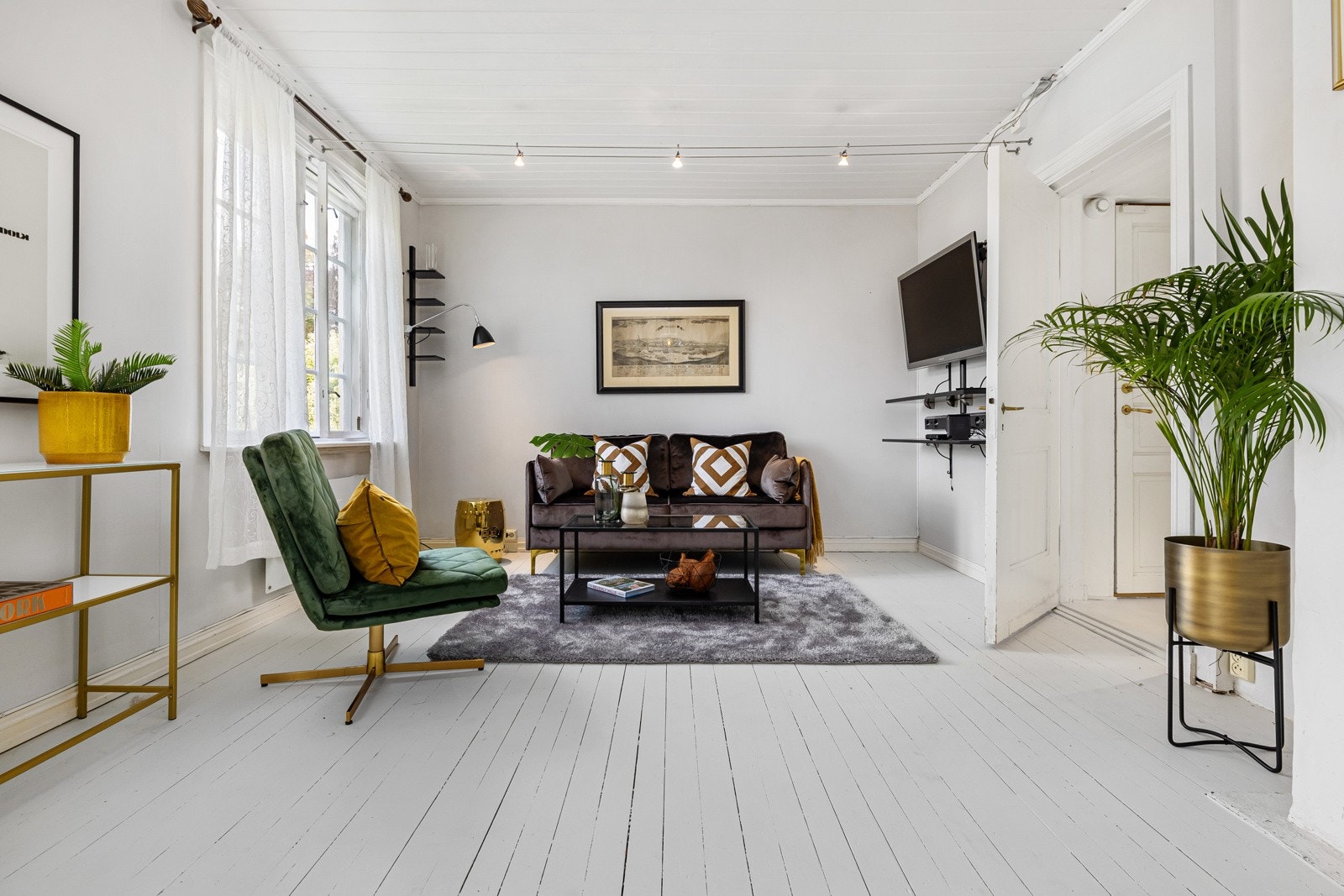 Stuen har originale hvitmalte gulv Galleribilde