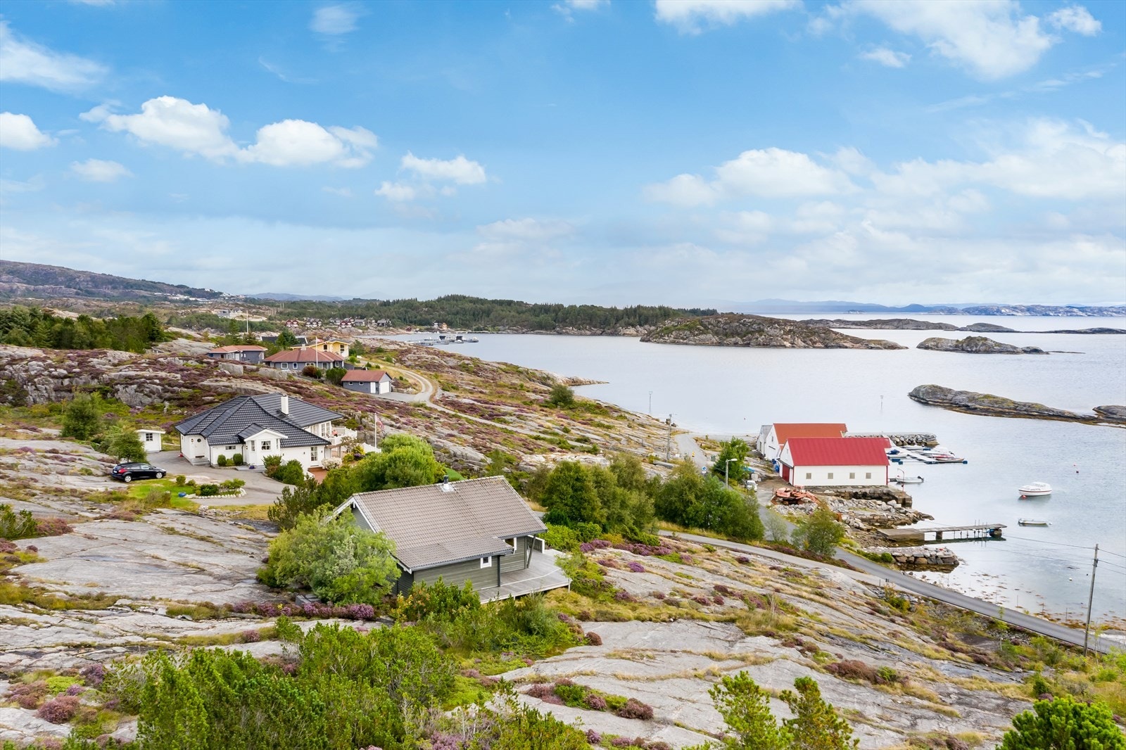Dronefoto over eiendommen og nærområde. Galleribilde
