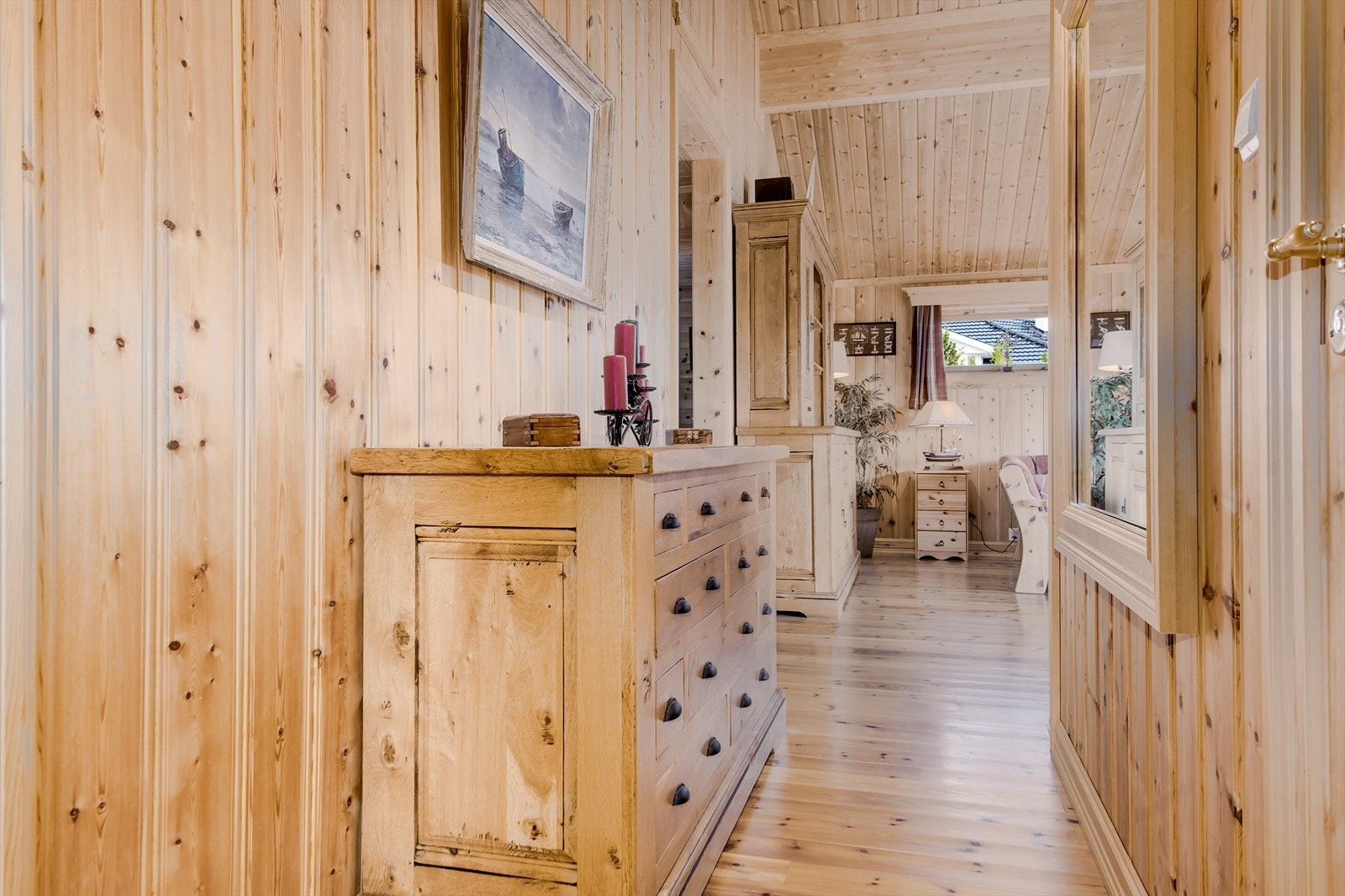 Hytten selges med alt av innbo og løsøre som fremvist på visning (bildene kan avvike noe). Galleribilde