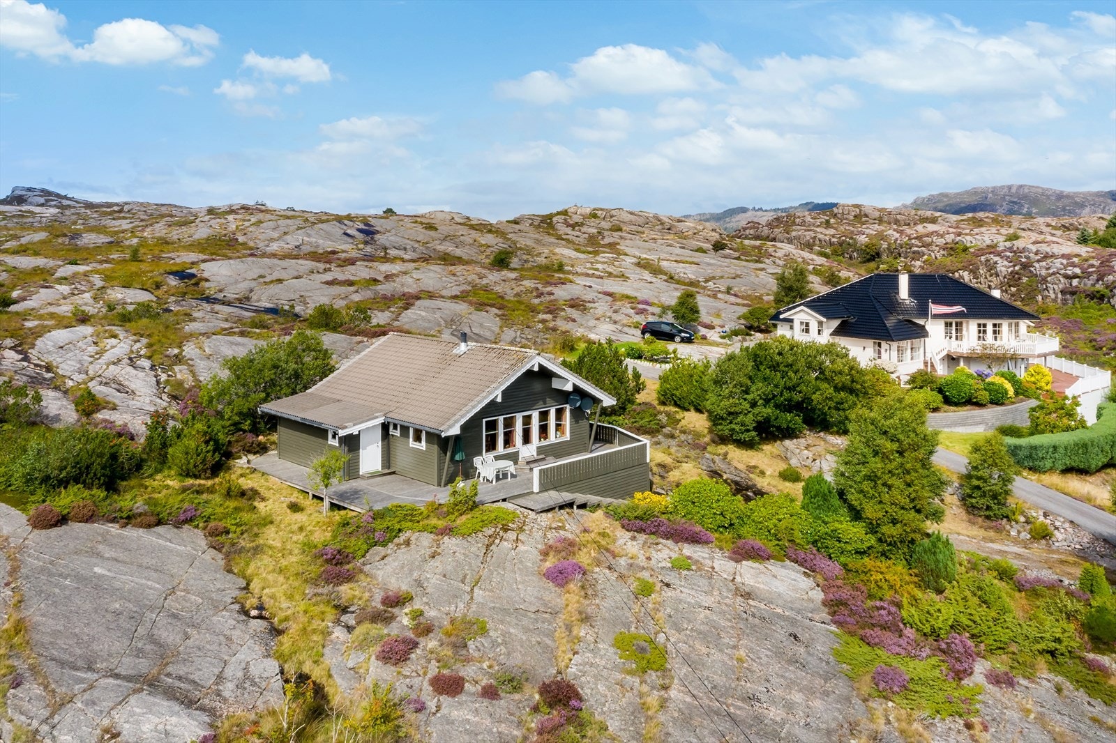 Flott og velholdt hytte med kjørevei helt inn på tomten. Galleribilde