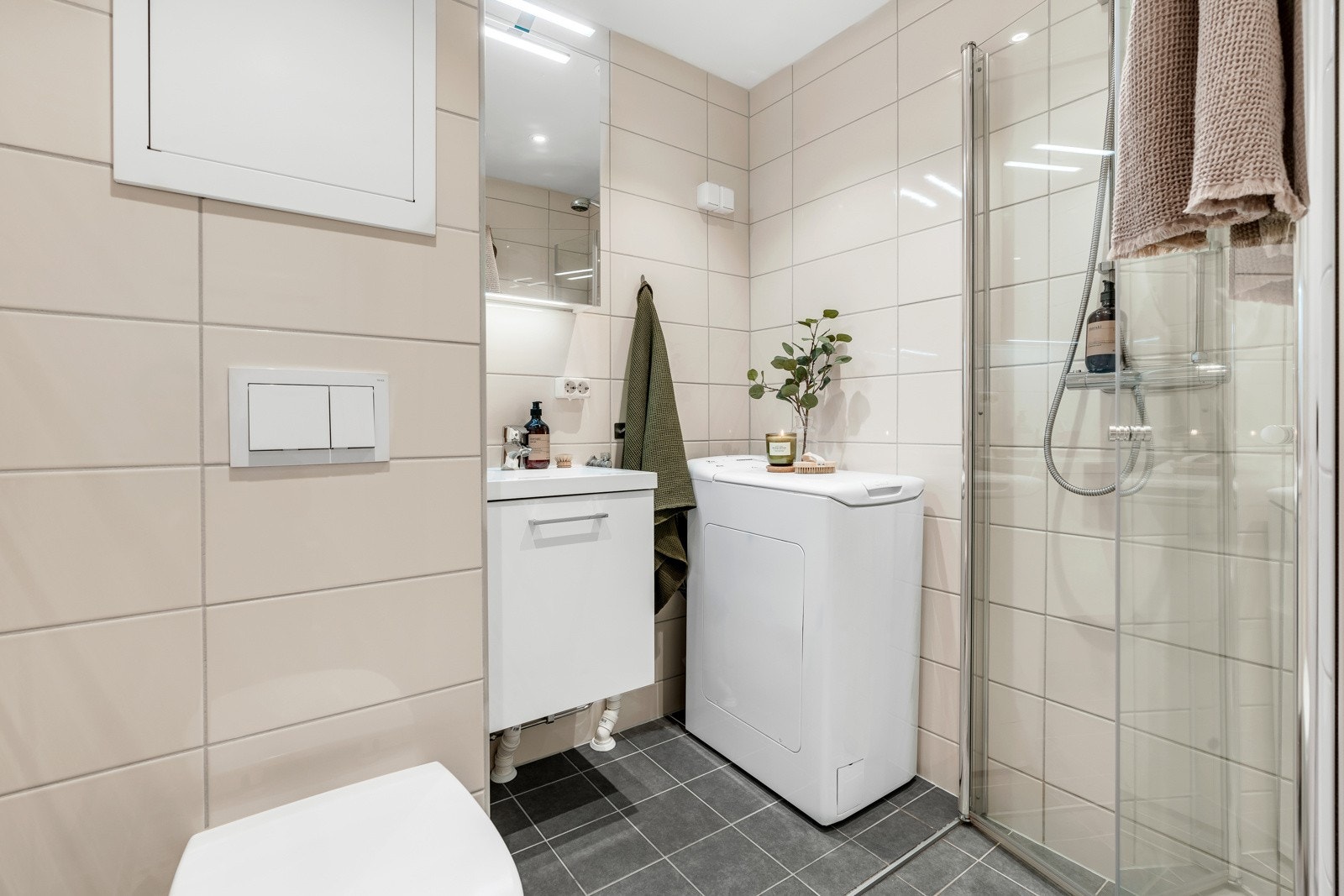 Badet ble totalrenovert i 2018 i forbindelse med rehabilitering av vann- og avløpsrør i borettslaget. Galleribilde