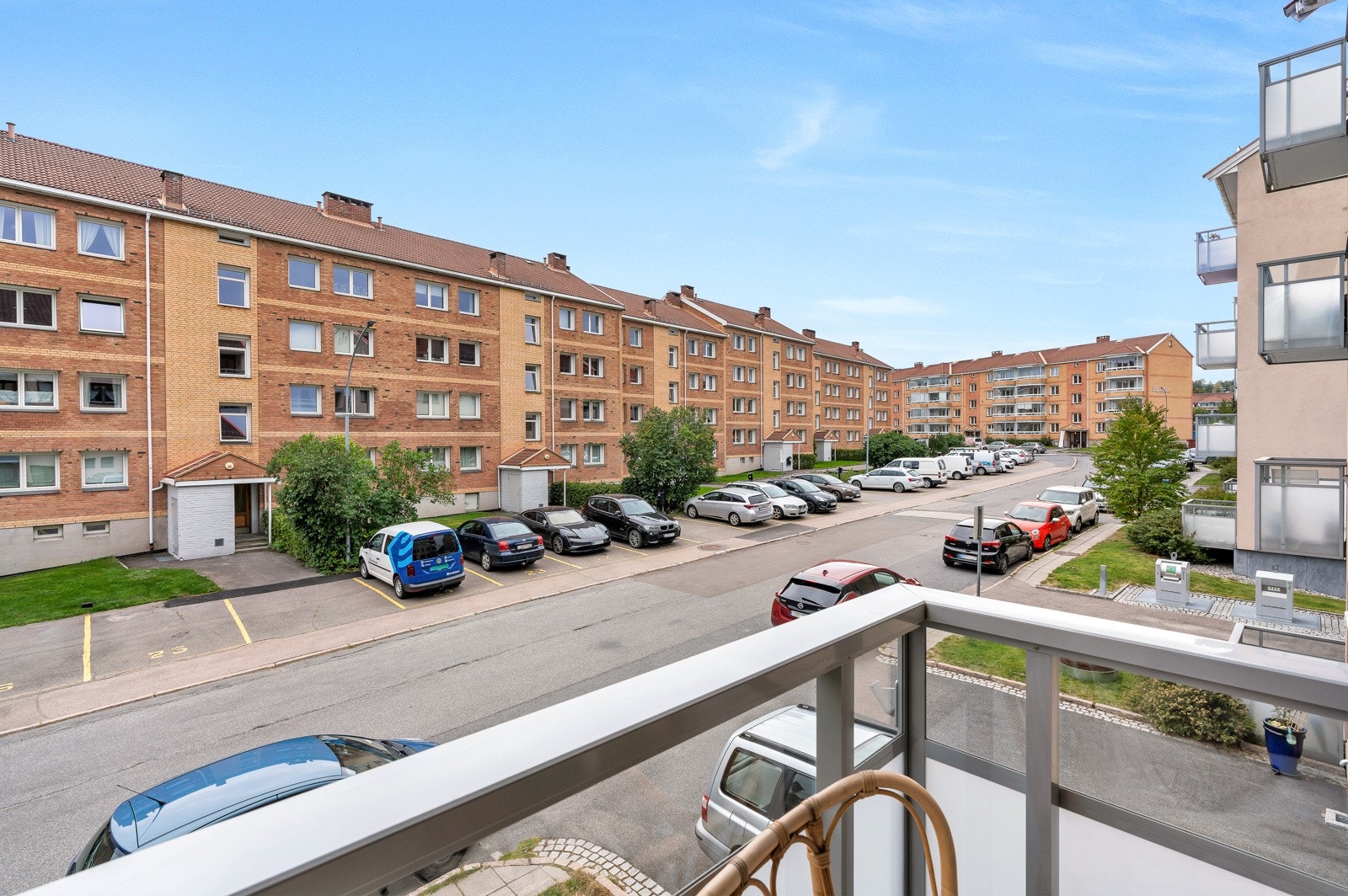 Fra balkongen har man utsyn til det hyggelige nabolaget. Galleribilde