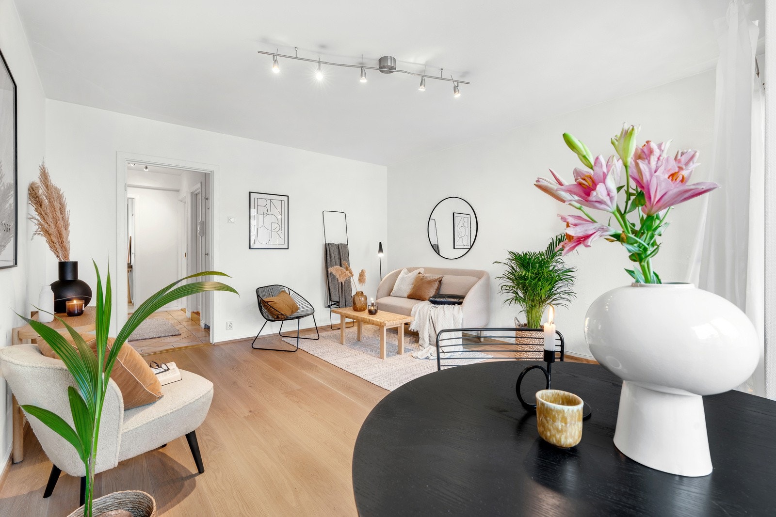 I stuen ble det lagt ny parkett i 2019 og malt i 2021. Galleribilde