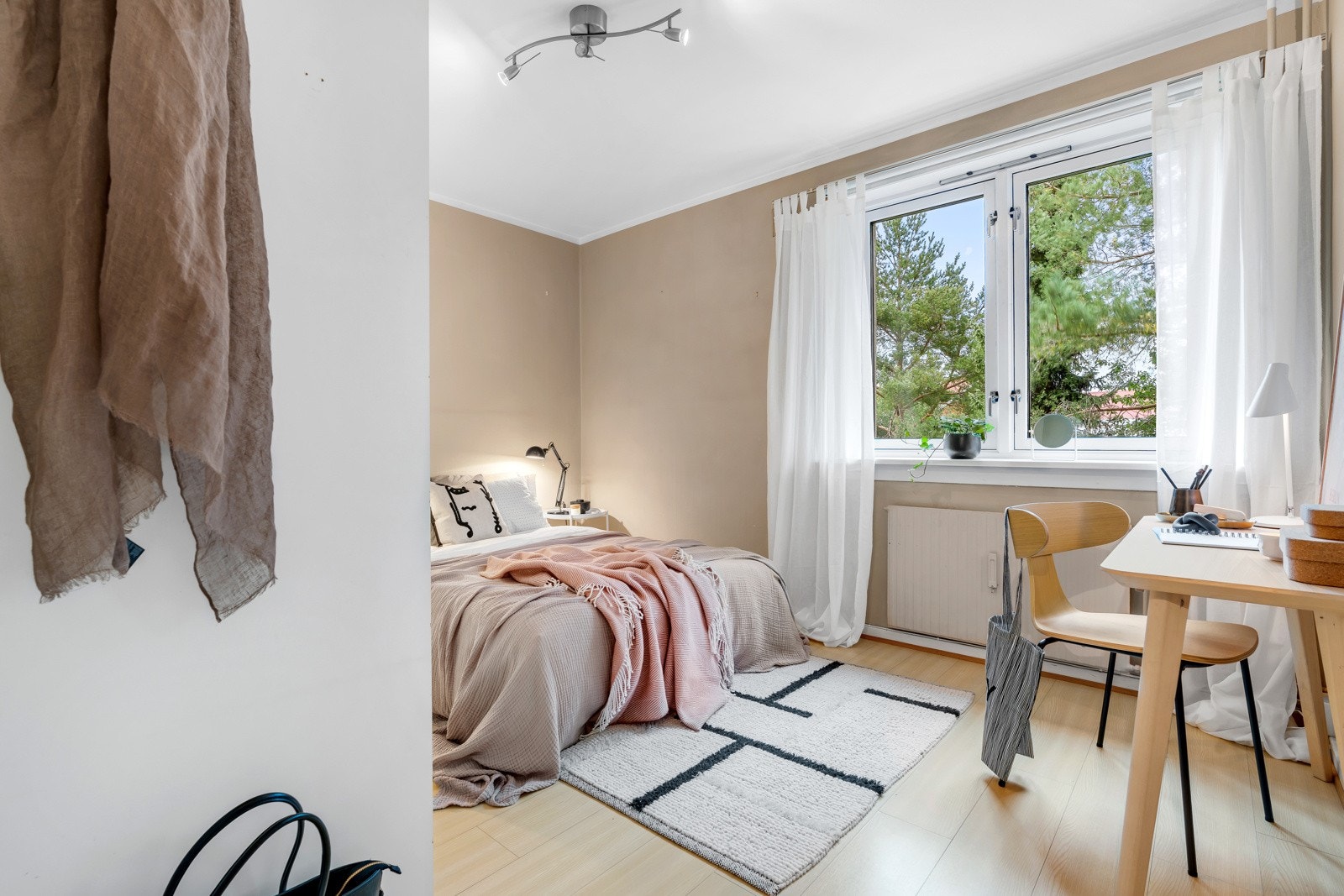 På soverommet er det god plass til å innrede med både dobbeltseng og skrivepult. Det er innredet med garderobeløsning. Galleribilde