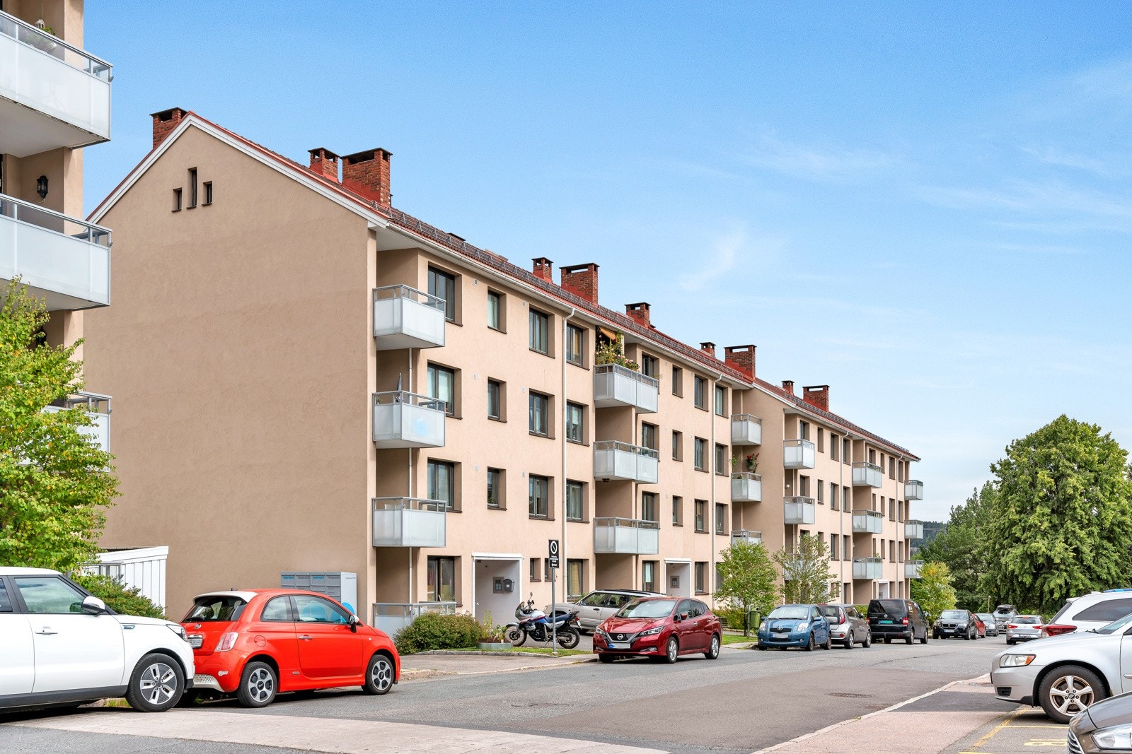 Borettslaget har parkeringsplasser der det pt. er to ledige plasser (årlig leie er kr 600). Galleribilde