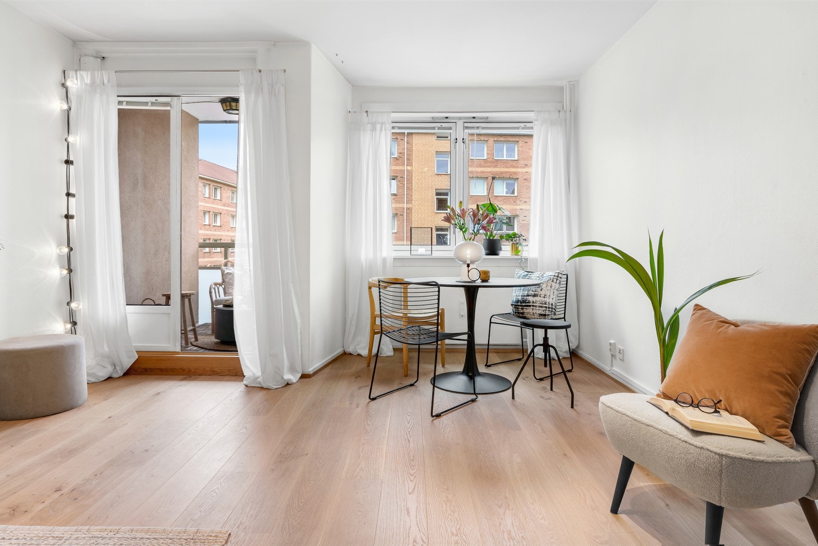 Stuens størrelse gir god plass til både sofa- og spisestuemøblement. Galleribilde