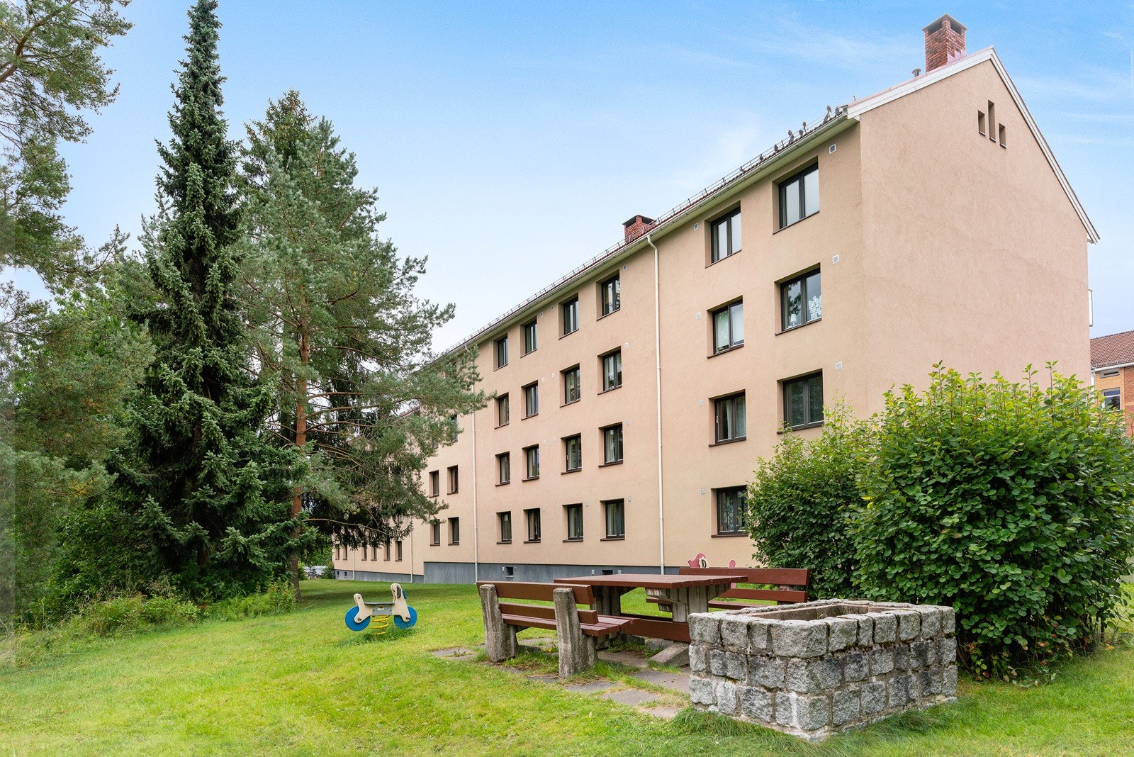 Beboerne disponerer et velholdt grøntområde på baksiden av bebyggelsen med sittegruppe og grillplass. Galleribilde