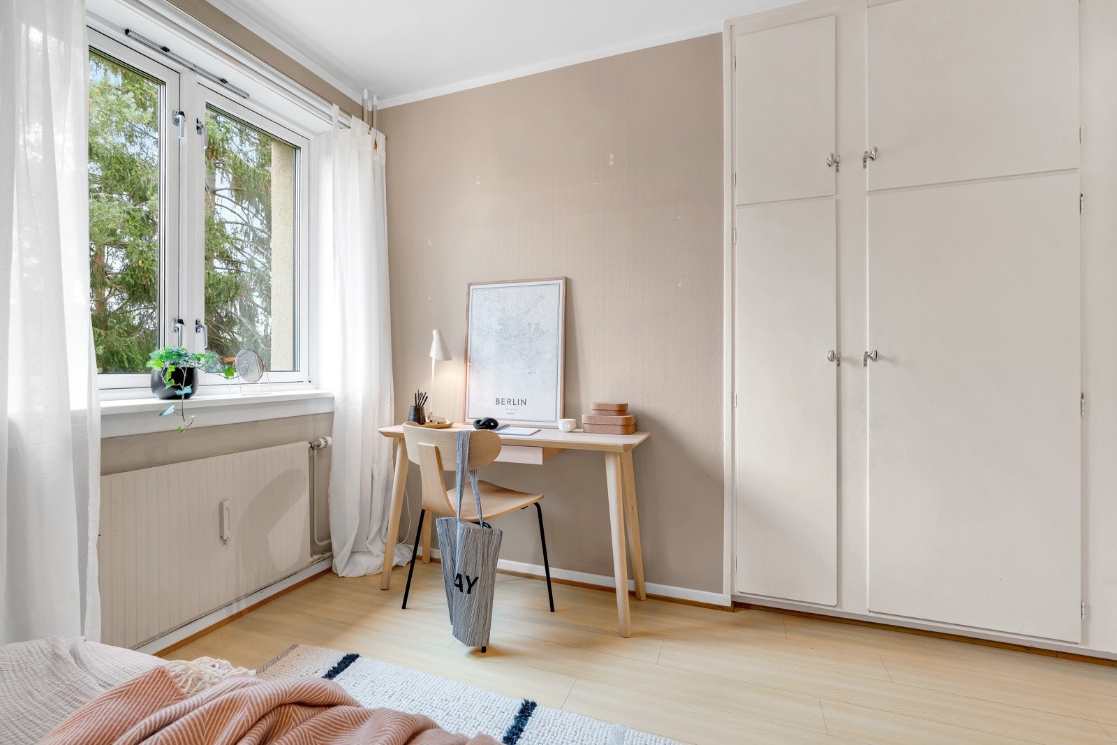 Her finnes det også originale, plassbygde skap. Galleribilde