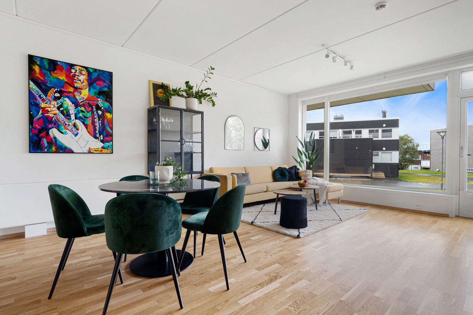 Spisebordet finner sin naturlige plass i rommeet