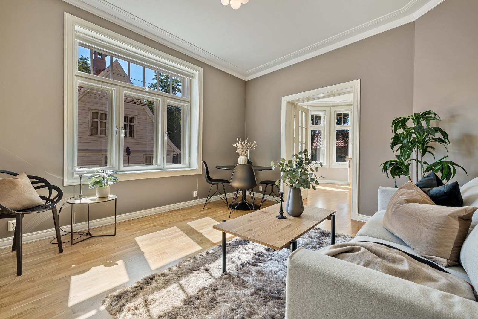 - Leiligheten ligger sentralt til i Kong Oscars gate og går over to etasjer. - Galleribilde