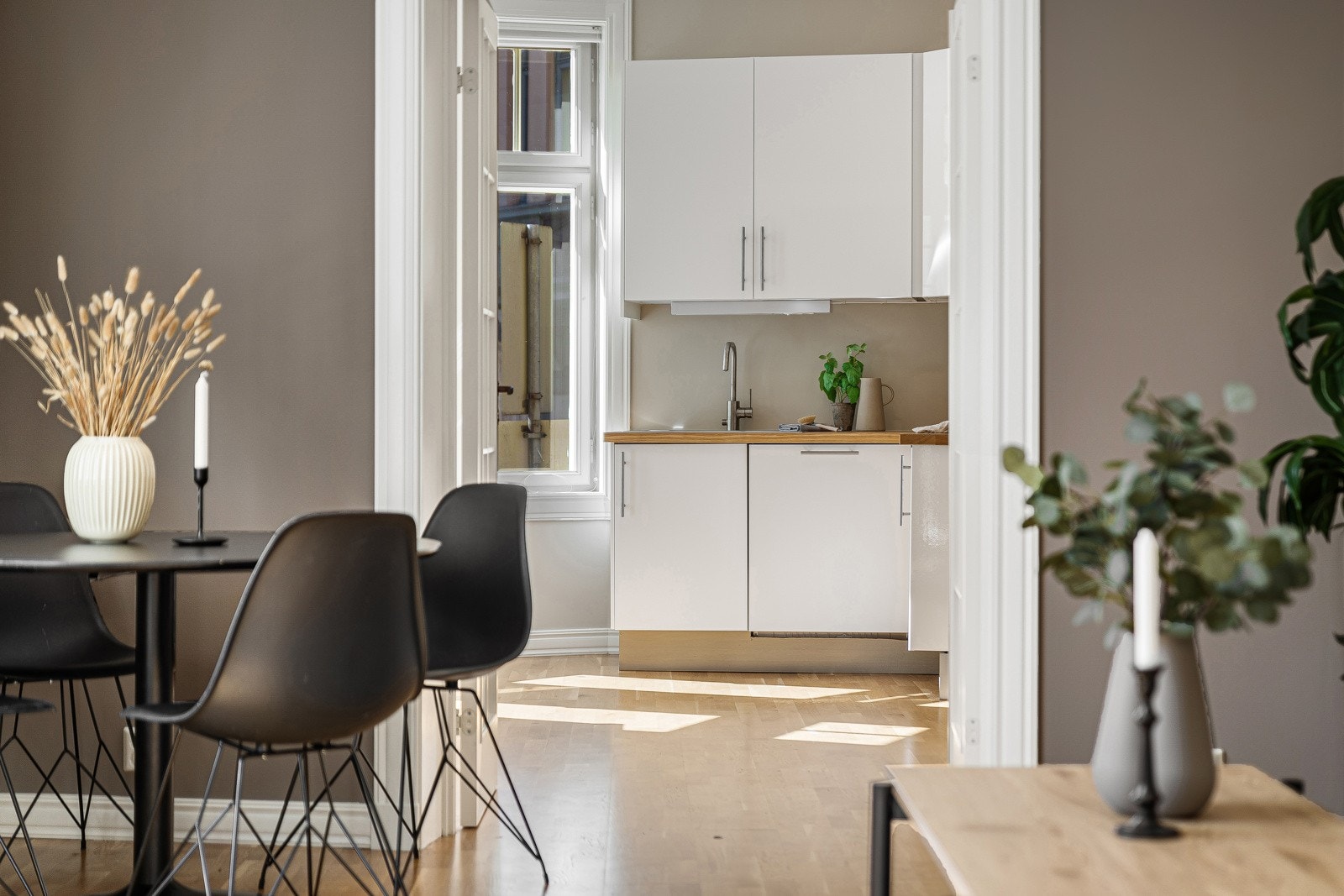 - Leiligheten er modernisert i 2021 med blant annet nymalte overflater og nye taklamper. Både kjøkken i underetasje og i 1. etasje ble også oppgradert med ny benkeplate og nye hvitevarer. - Galleribilde