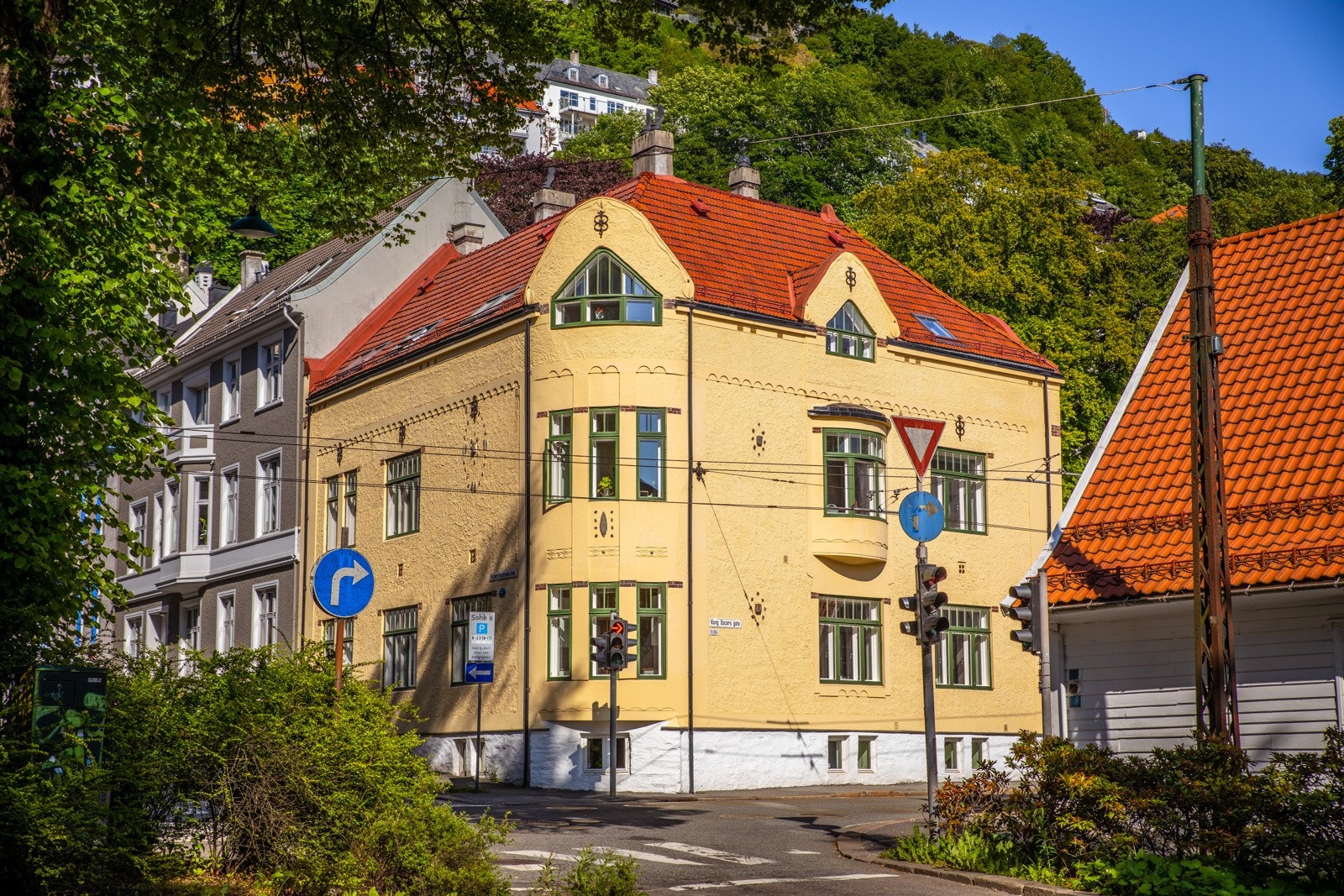 - Veien med sykkel er kort til store arbeidsplasser ved Haukeland sykehus og Damsgårdssundet. Er det derimot rekreasjon man søker, finnes fine turmuligheter i byfjellene - eller løyper for den løpeglade i Fjellveien og rundt Store Lungegårdsvann.- Galleribilde