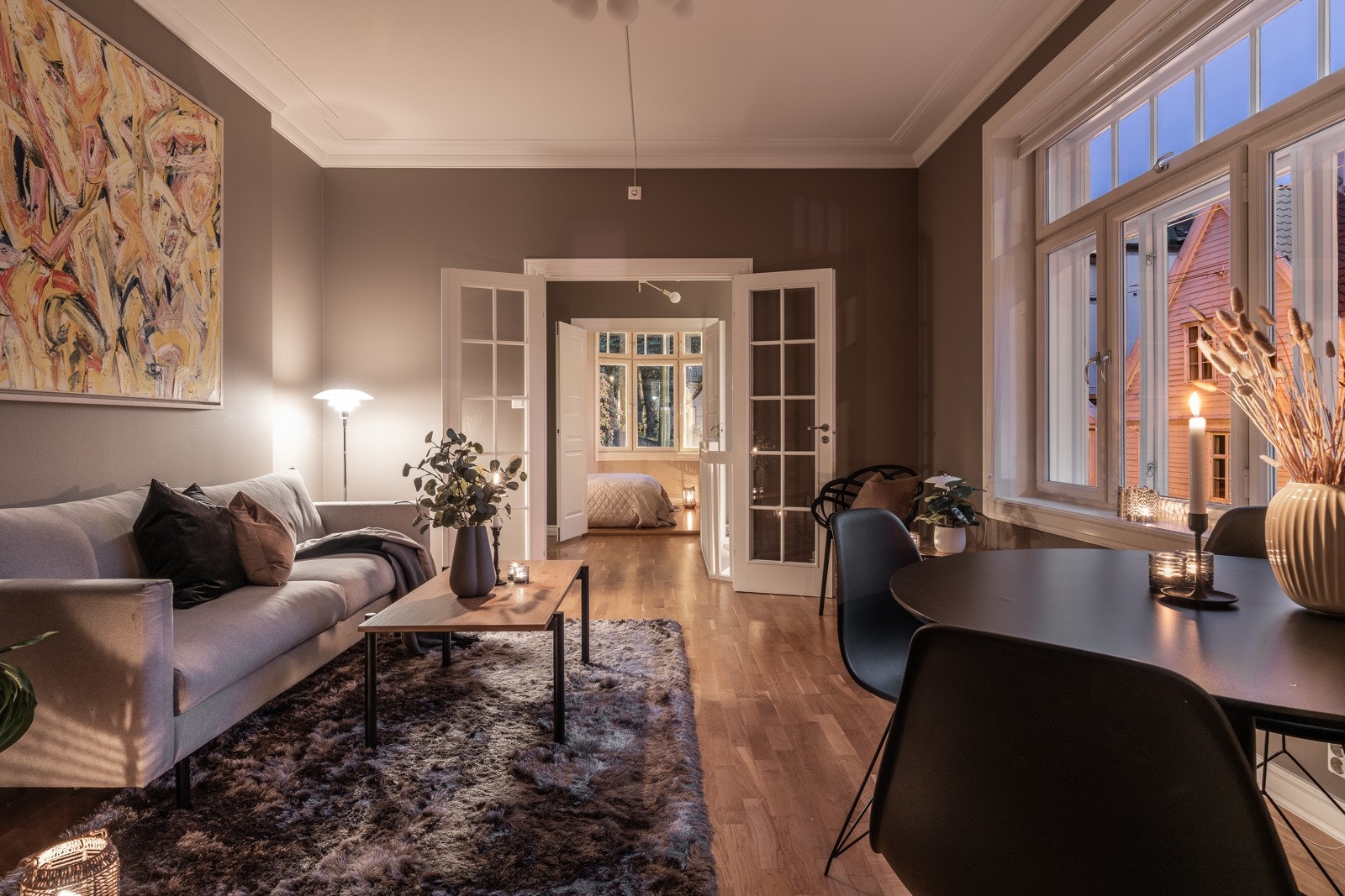 - Fra ytterdør er du kun en kort spasertur til pulserende byliv, et rikt utvalg av butikker, cafeer og restauranter. Det du ikke finner i umiddelbar nærhet er sannsynligvis likevel ikke langt un Galleribilde