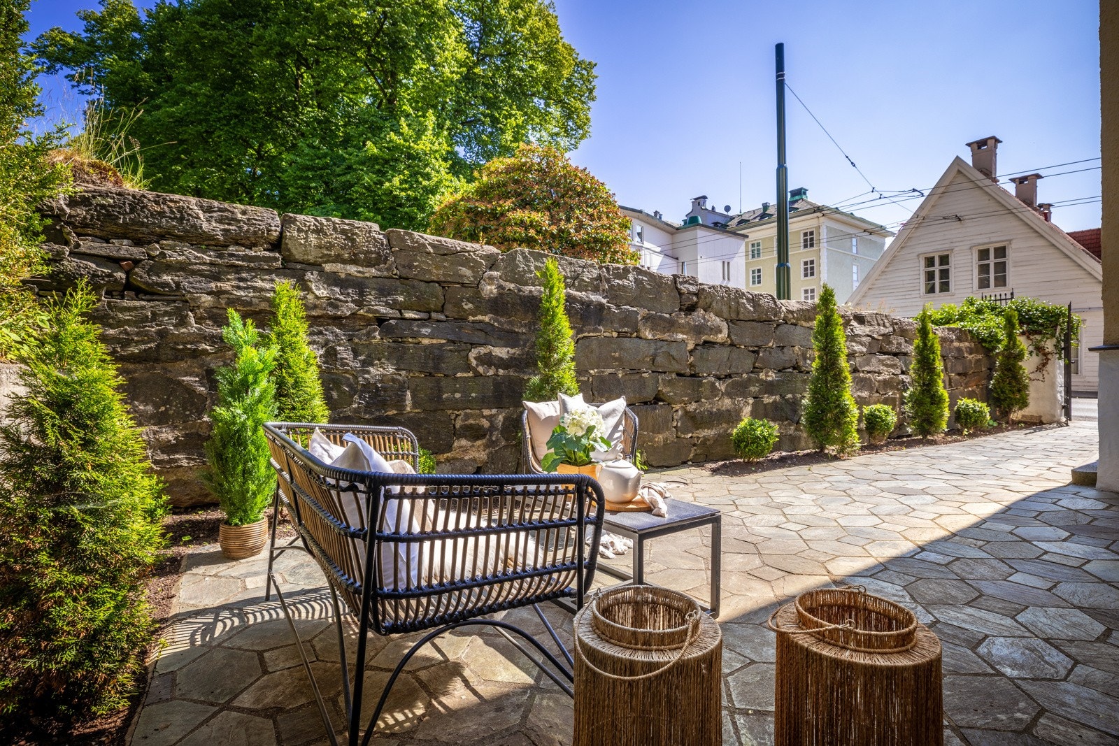 - Den trivelige bakgården er skjermet med sol fra morgen til ca. 19:00 midtsommers ifølge selger Galleribilde