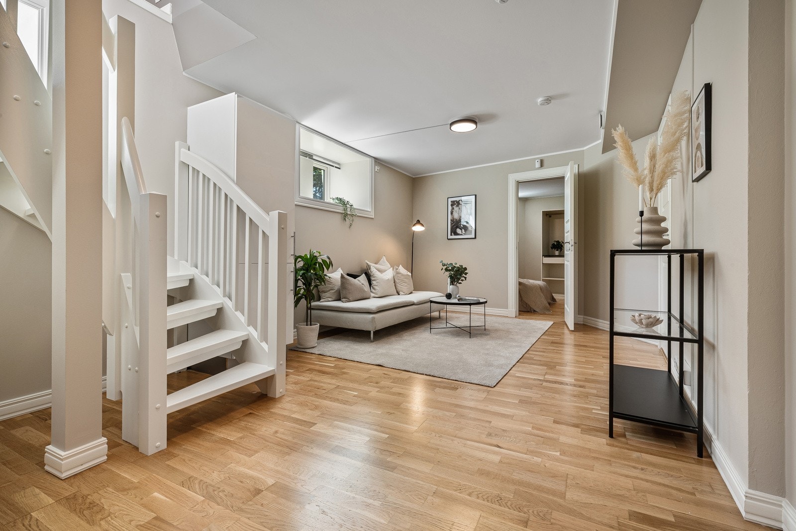 - Trapp leder ned i underetasje som har åpen stue kjøkkenløsning. - Galleribilde