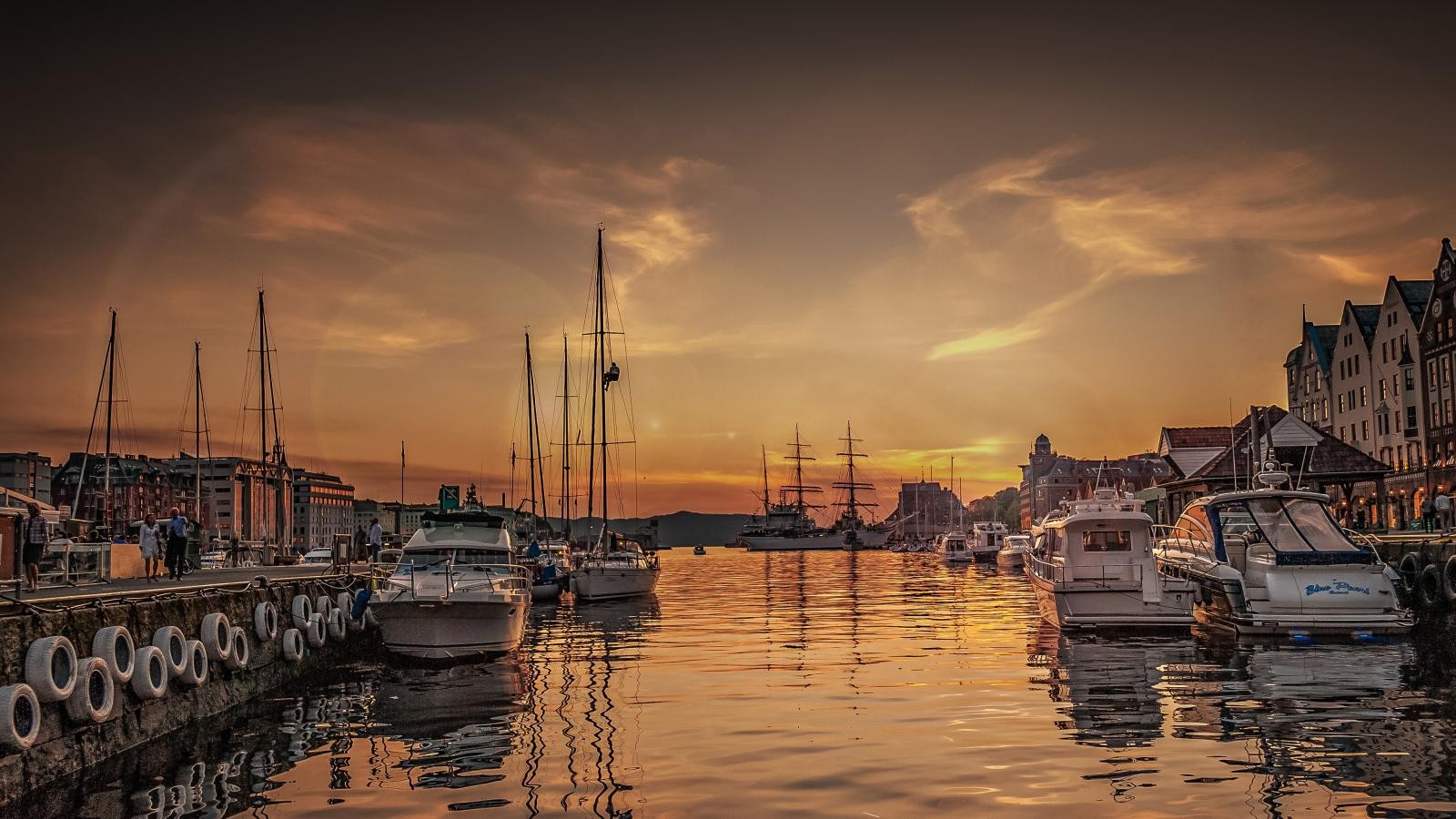 - Veien er kort til en hyggelig matbit og noe i glasser ved Vågen.- Galleribilde