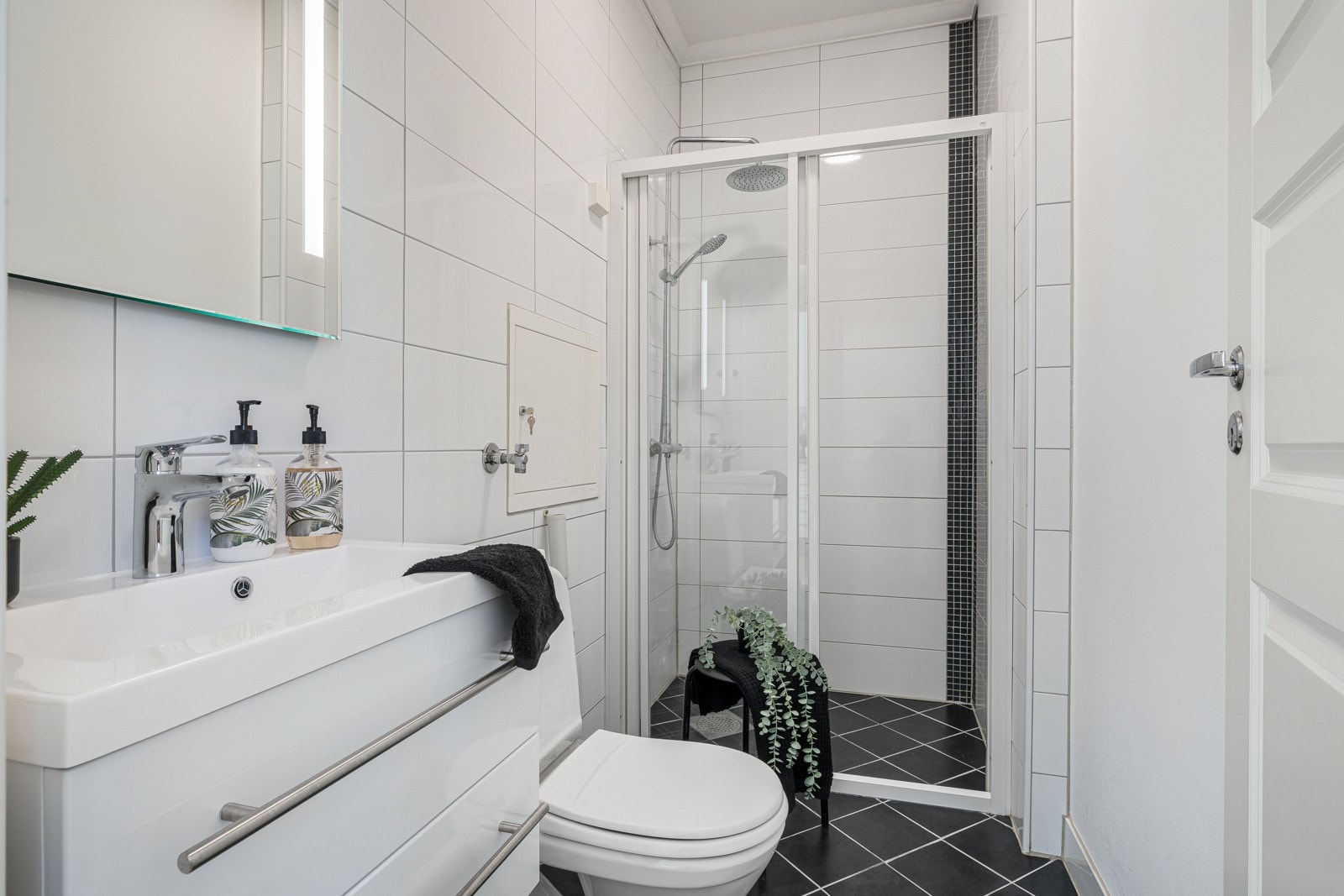 - Det er ett bad i hver etasje. Begge er helfliset med tidløse fargevalg og har ny baderomsinnredning (år 2021). - Galleribilde