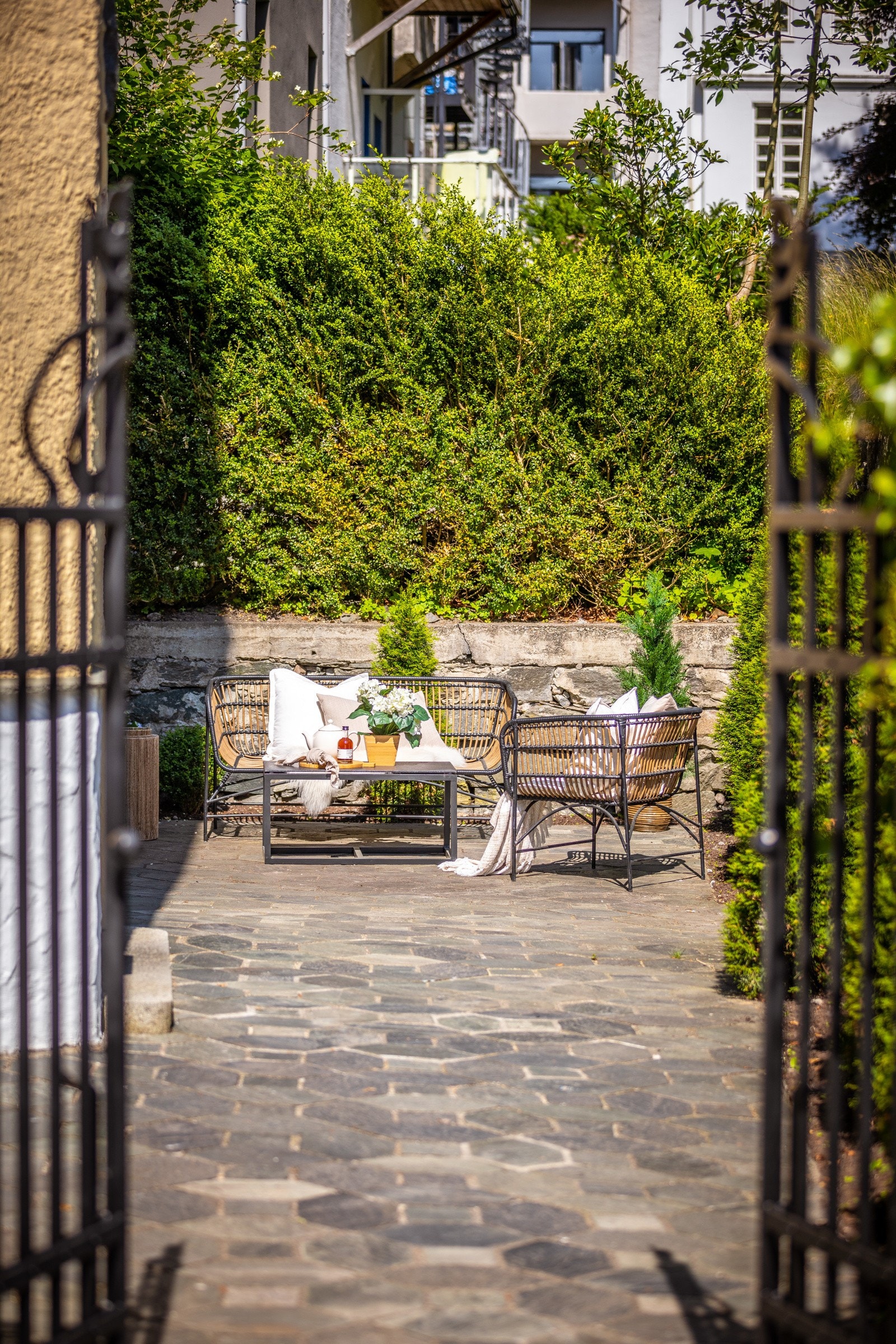 - Eiendommen er tiltalende og klassiske detaljer ved arkitekturen er godt ivaretatt noe som sørger for et hyggelig førsteinntrykk allerede ved porten inn mot inngangspartiet. - Galleribilde