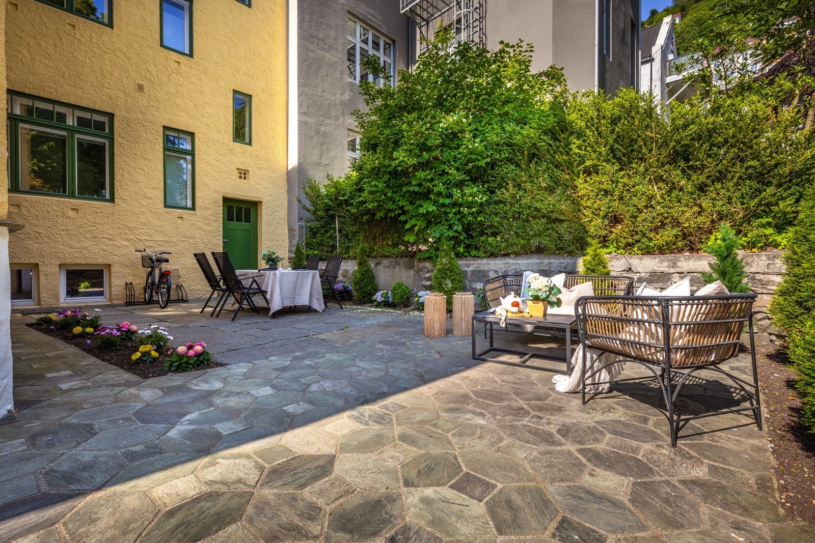 - Fellesarealet er pent opparbeidet og velholdt. Porten inn til bakgården kan lukkes, praktisk for den som har små barn. - Galleribilde